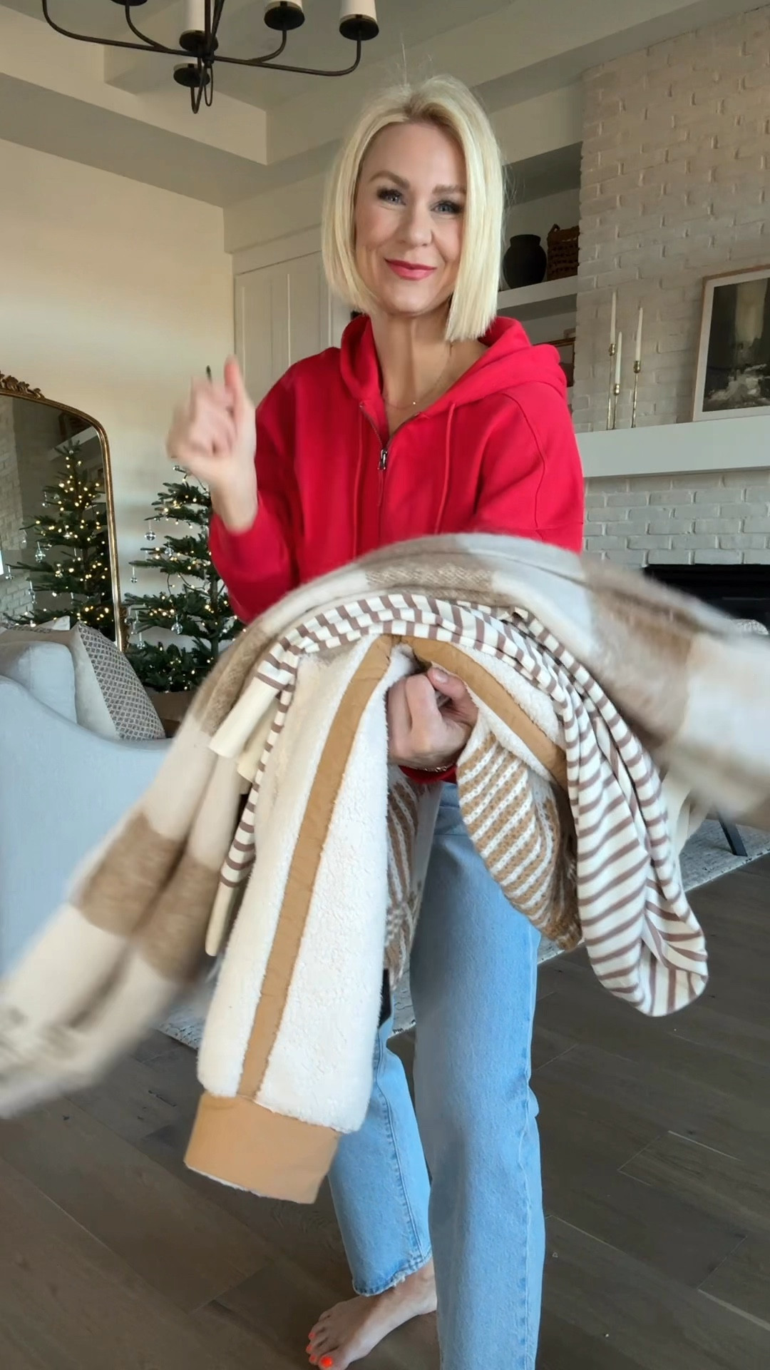 4️⃣ casual winter outfit ideas wearing a favorite color combo: camel/tan + white + black! So many good Amazon & Target finds. 
Sizing~
Chunky knit sweater: tts, wearing a medium 
Striped split hem: I sized up to large for an oversized fit
Fleece: tts, wearing a medium 
Both jeans fit tts; wearing a 27 in both