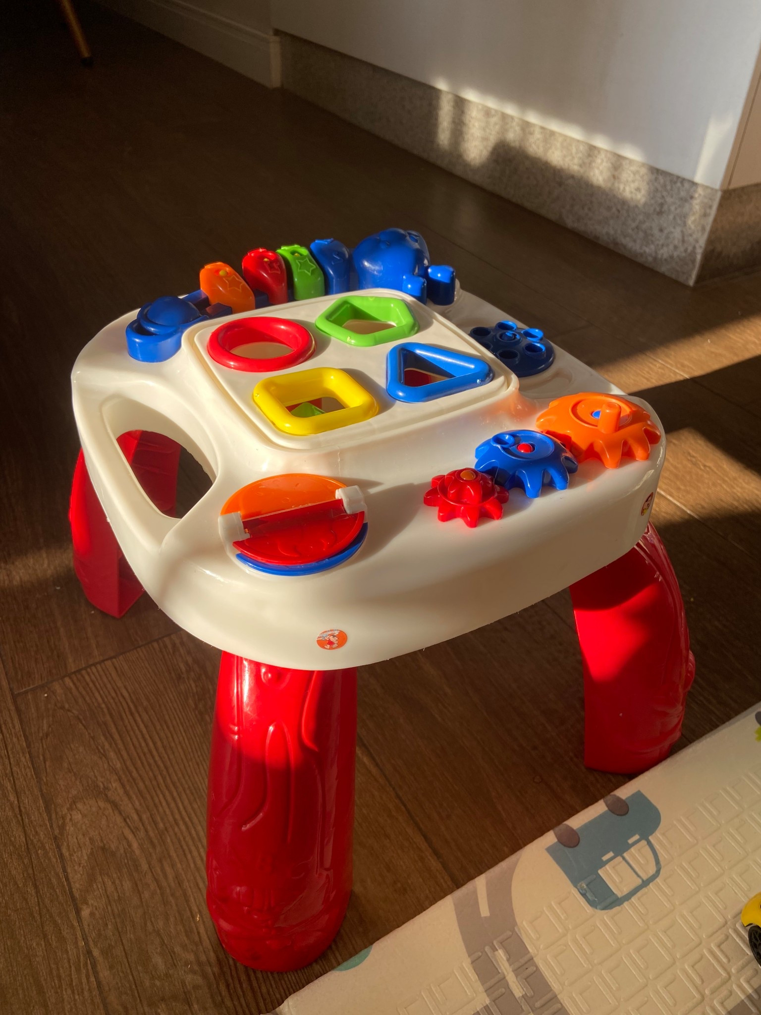 Mesa excelente para estimular o aprendizado, coordenaçao motora e desenvolvimento de seu bebezinho, pois ela vem com blocos didaticos para estimular o aprendizado de cores e formatos brincando, alem de centopeia com deslizantes coloridos, livro interativo coloridongrenagens coloridos e telefoninho discador para seu bebê brincar de ligaçoes

#LTKmaternidade #LTKbaby #LTKbrasil