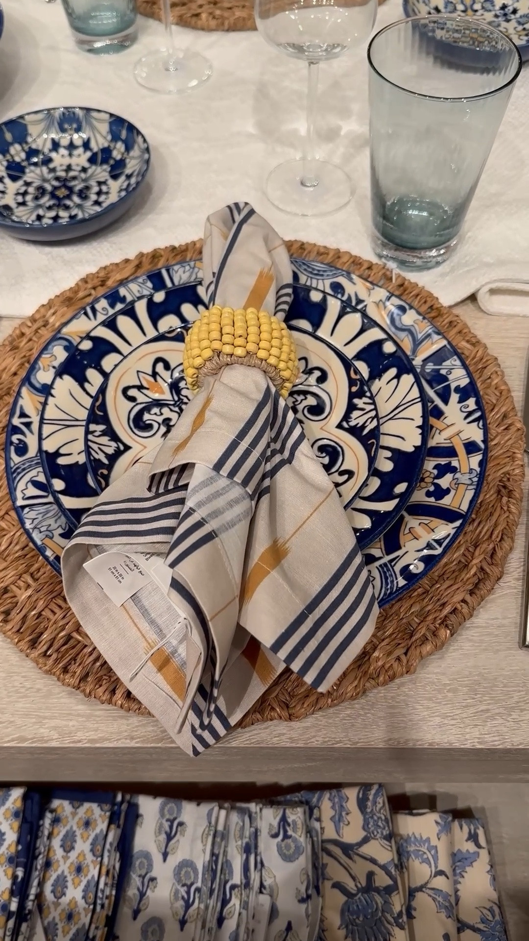 Love the seaside Mediterranean vibes of this dinnerware.  Tabletop decor, home entertaining