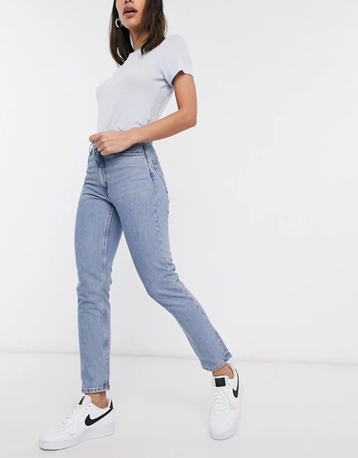 Monki – Kimomo – Mom-Jeans mit hoher Taille und Bio-Baumwolle in Mittelblau | ASOS DE