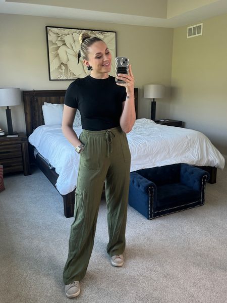 Keep it crunchy yet comfy 🫶🏻🩷

These pants run VERY BIG —size down 1-2 sizes. I am wearing in an XS and love them but will need to hem the length a little shorter if I continue to wear them with a sneaker. 

I love everything about the color and fabric though. They are so soft and have really cool detailing! 



#LTKFindsUnder50 #LTKSeasonal #LTKStyleTip