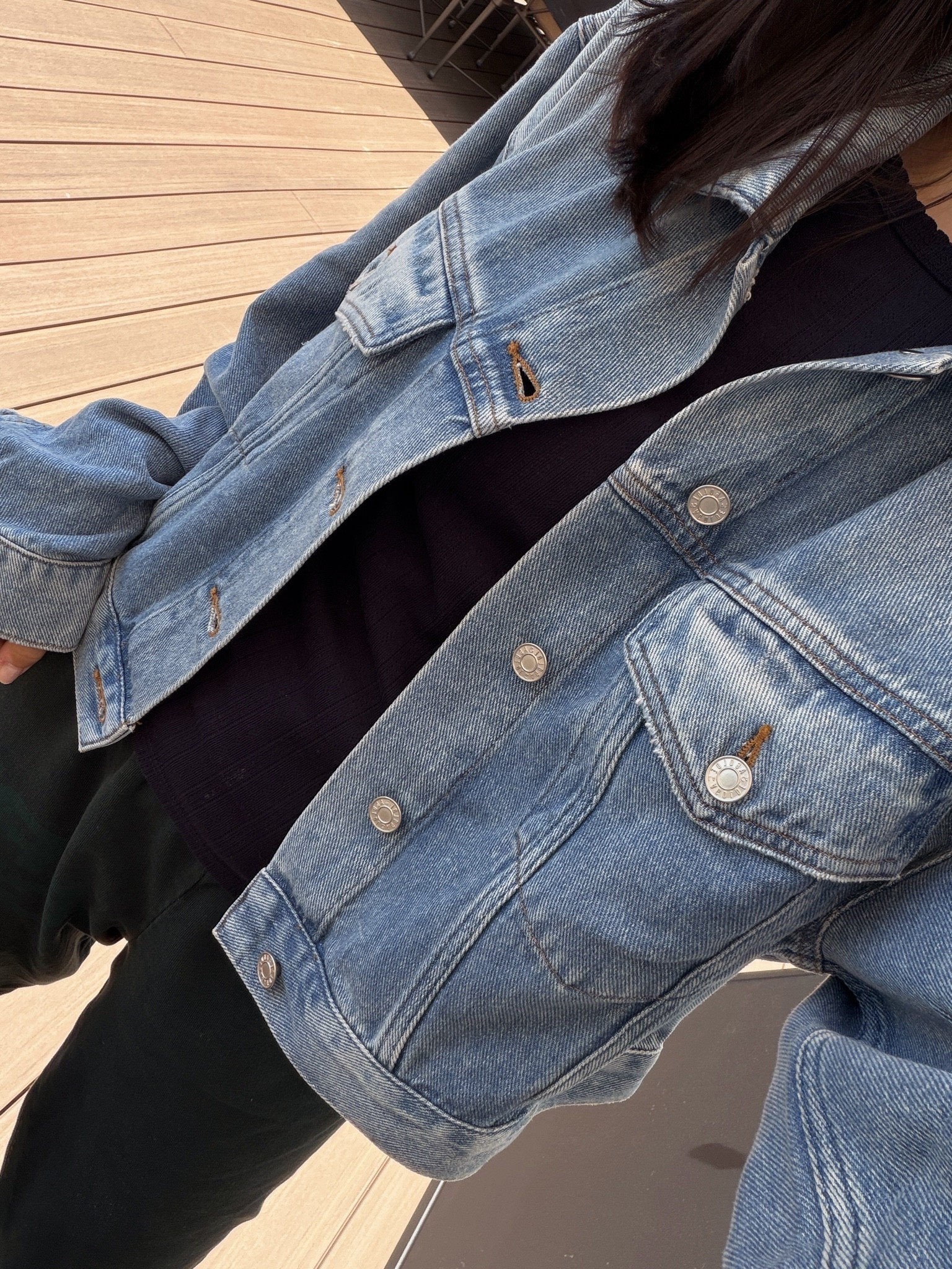 This denim jacket is so soft. It feels like a sweatshirt 🙌🏼 wearing a size small