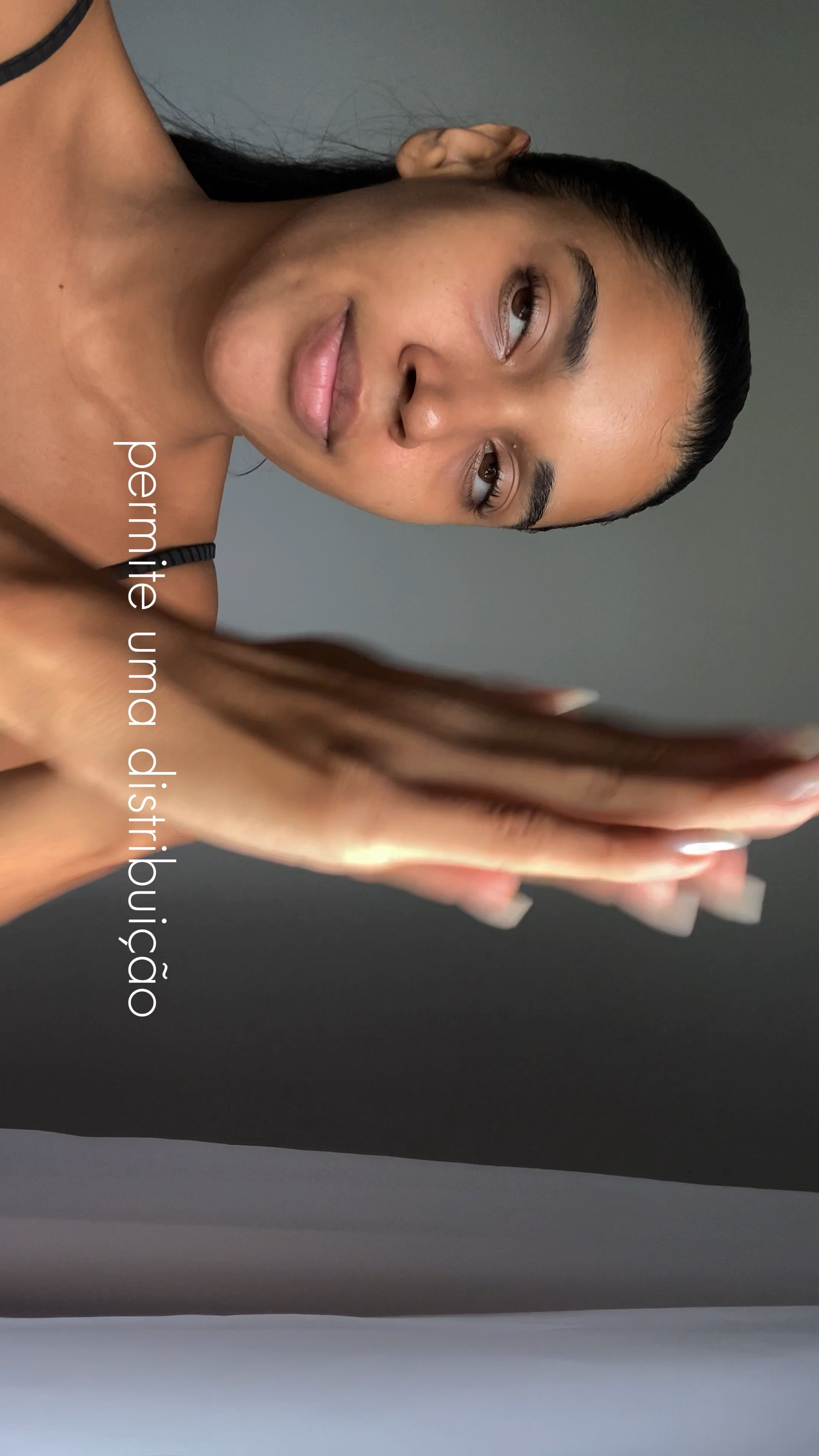 Aplicar tônico com as mãos permite uma distribuição mais uniforme do produto, garantindo cobertura em todas as áreas do rosto. Além disso, o calor das mãos ajuda na absorção dos ingredientes pela pele, potencializando os benefícios do tônico.

#tonicofacial #skincare #biossance