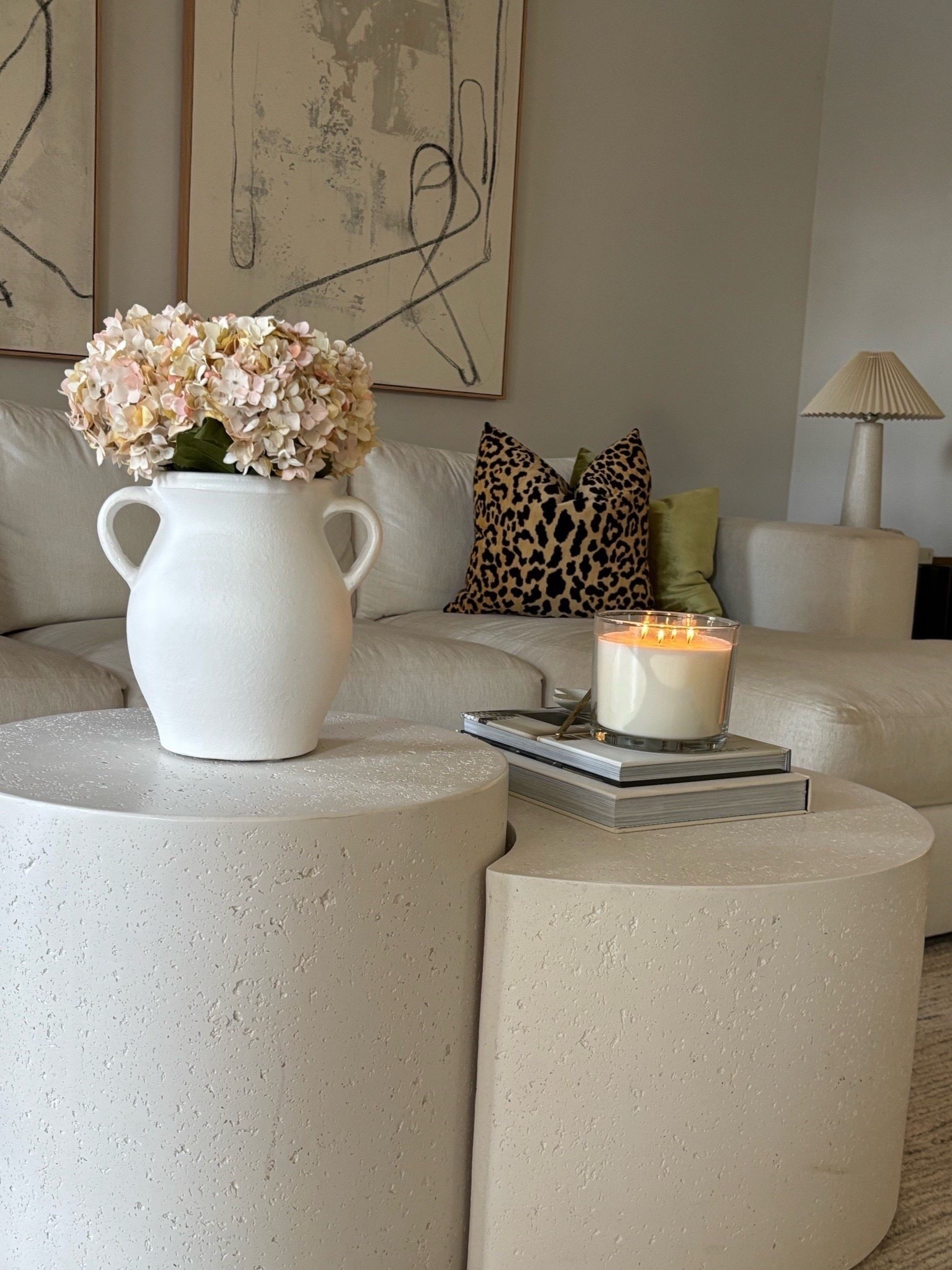 Living room decor 🤍




summer, seasonal, home, interior design, hydrangeas, neutral minimalism, sidneymarieduke

#LTKSeasonal #LTKHome