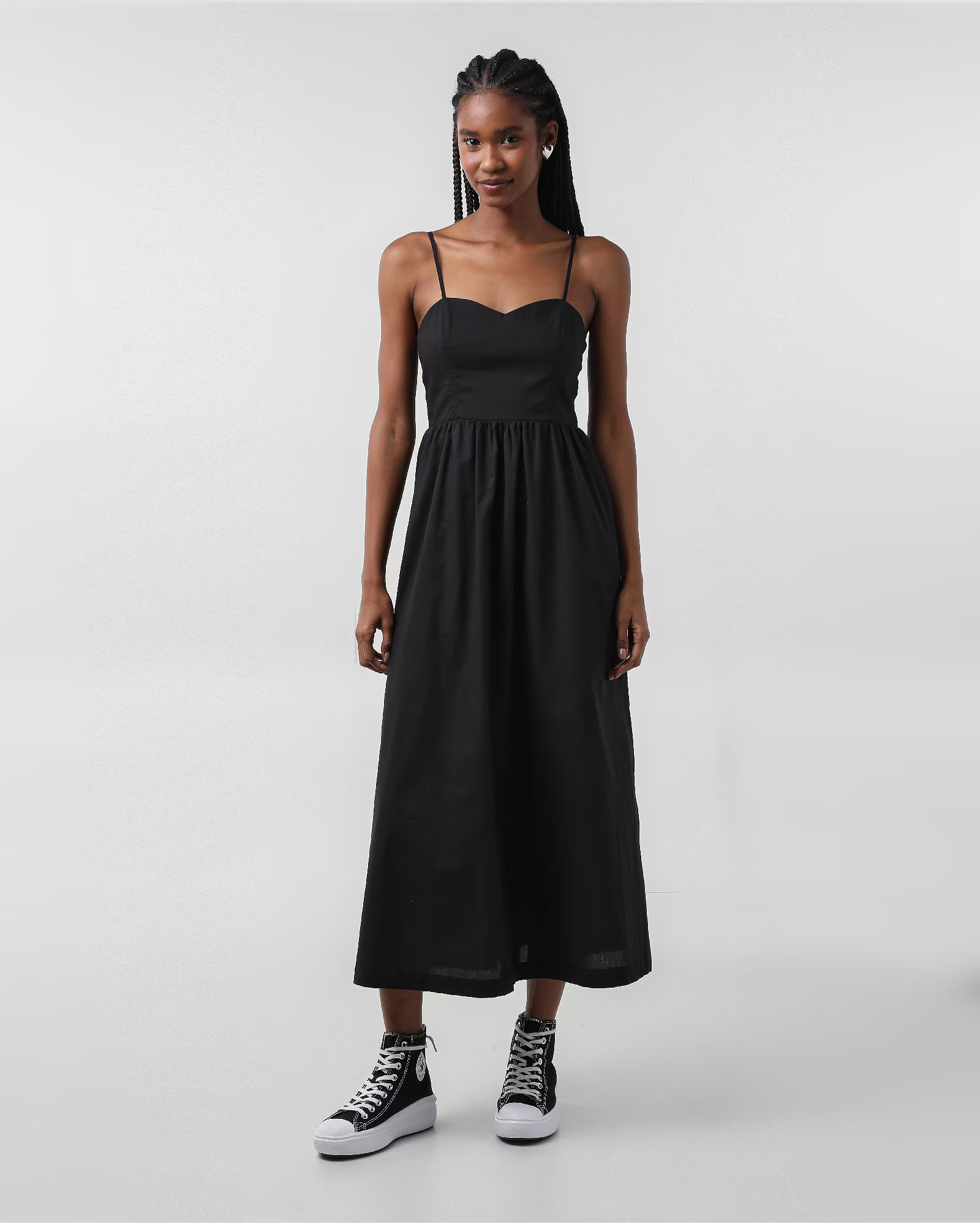 Vestido midi evasê com decote coração preto | Pool | Riachuelo (BR)