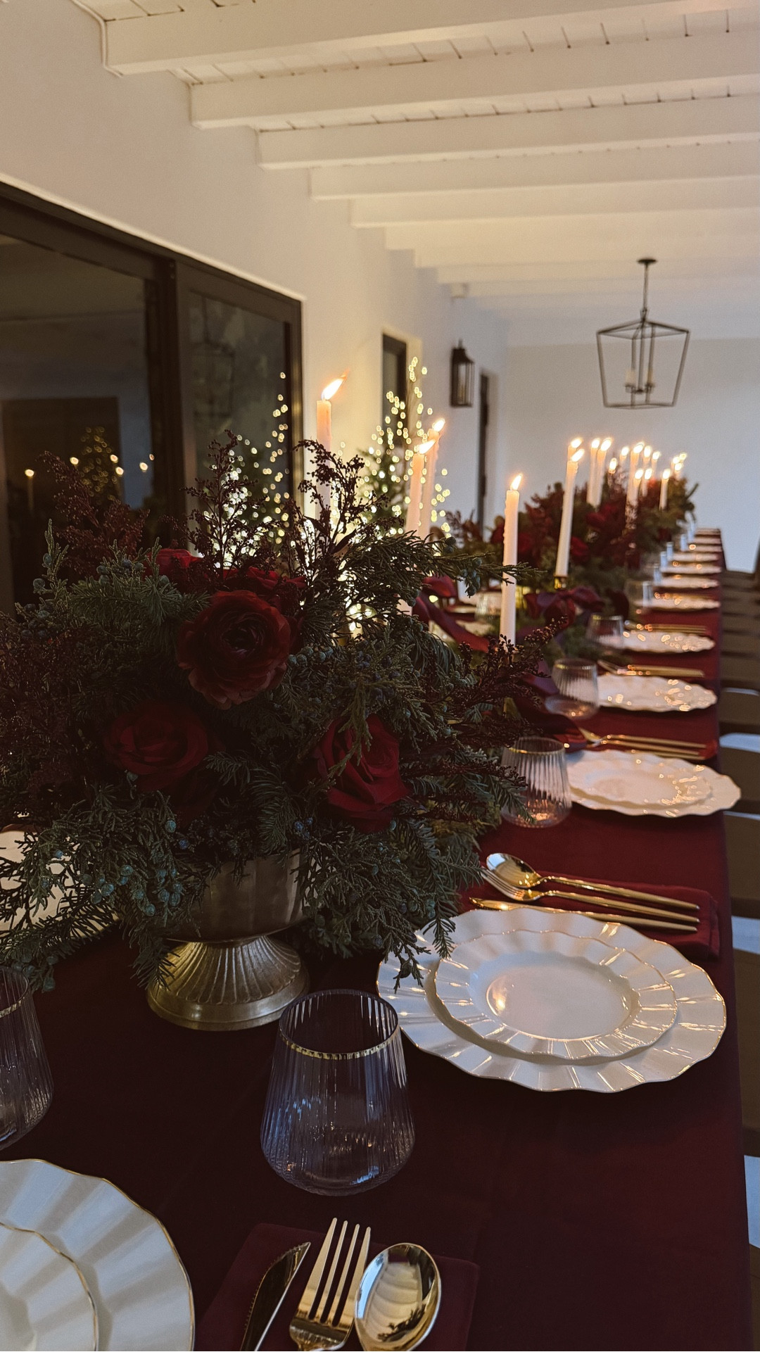 My Christmas Eve 2025 set up ✨ 

#Tablescape #ChristmasTablescape #ChristmasDinner #Dinnerware #DisposableDinnerware #Amazon #AmazonHome #Vases #FlowerVessel #FlowerArrangements #DinnerParty #Burgundy