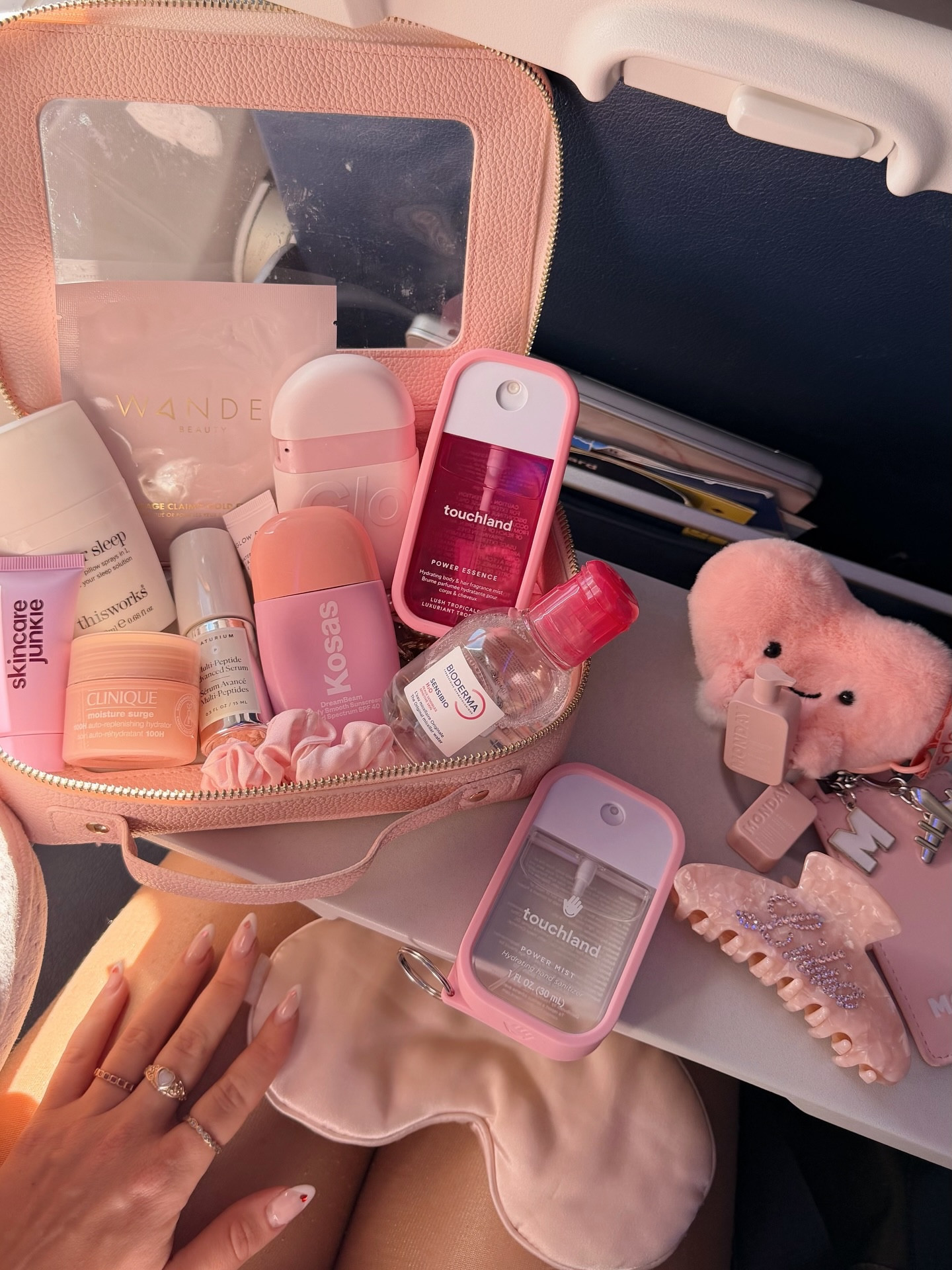 come and fly with me 👛✈️☁️ i love being in the sky, but my skin doesnt - so these beauty essentials are a must for me on long travel days 🧖🏼‍♀️🎀✨

#inflightbeauty #inthesky #pinterestinspo #beautyflatlay #skincareroutines