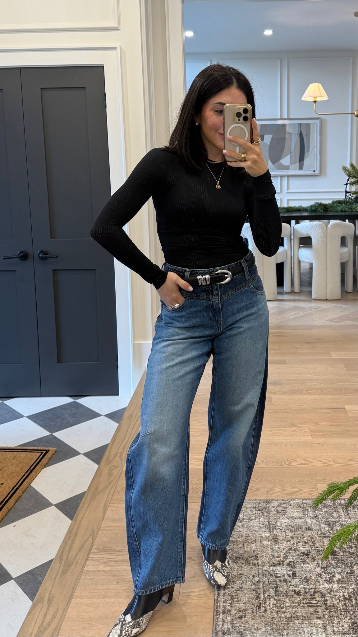 Two toned barrel denim?! Say less! 

@levis
#levis #levispartner
Wearing - Size 25w x 30l

#LTKholiday #LTKworkwear #LTKjeans