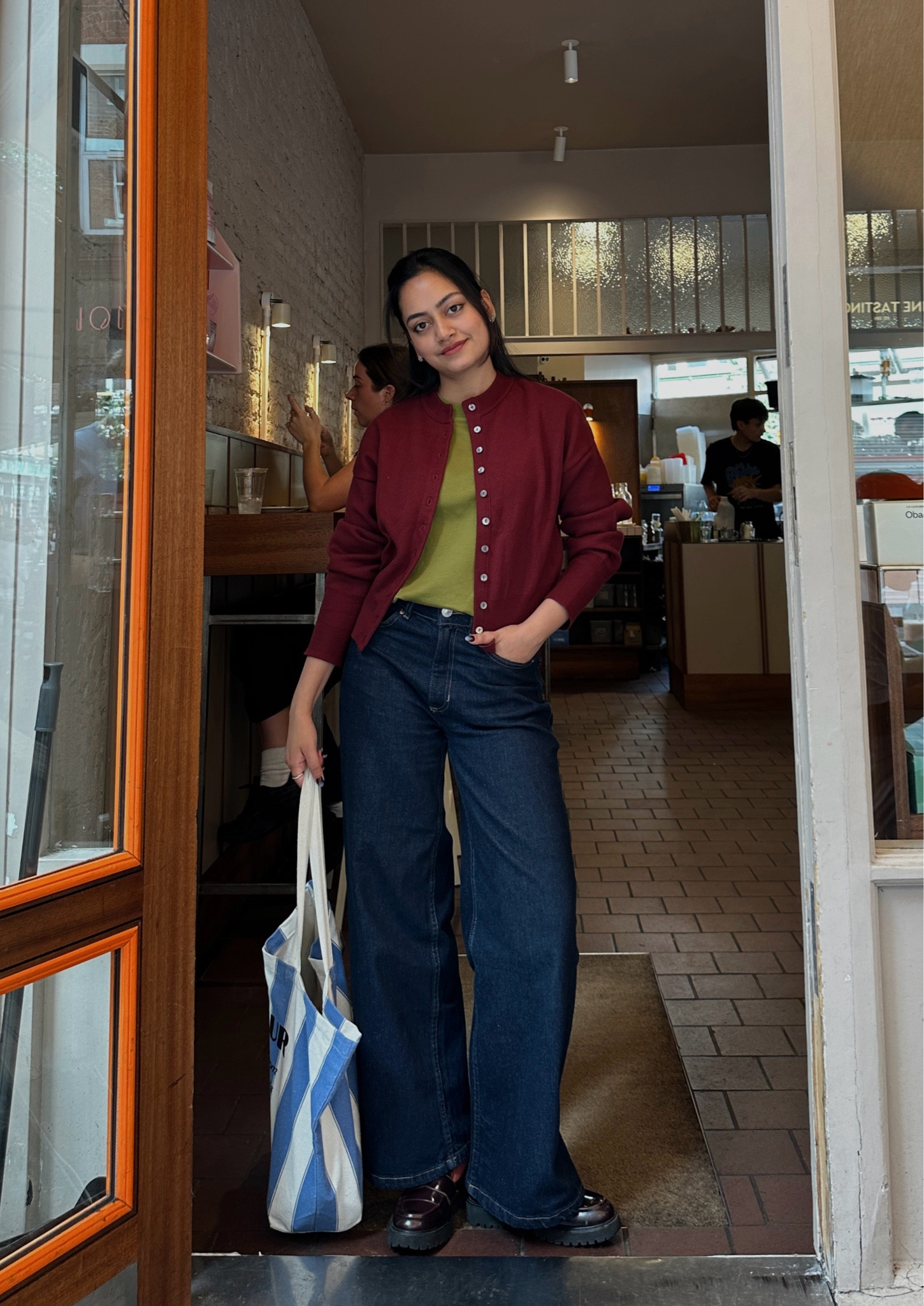burgundy cardigan, green tshirt, wide leg jeans, dark blue jeans, autumn 2024 outfits 