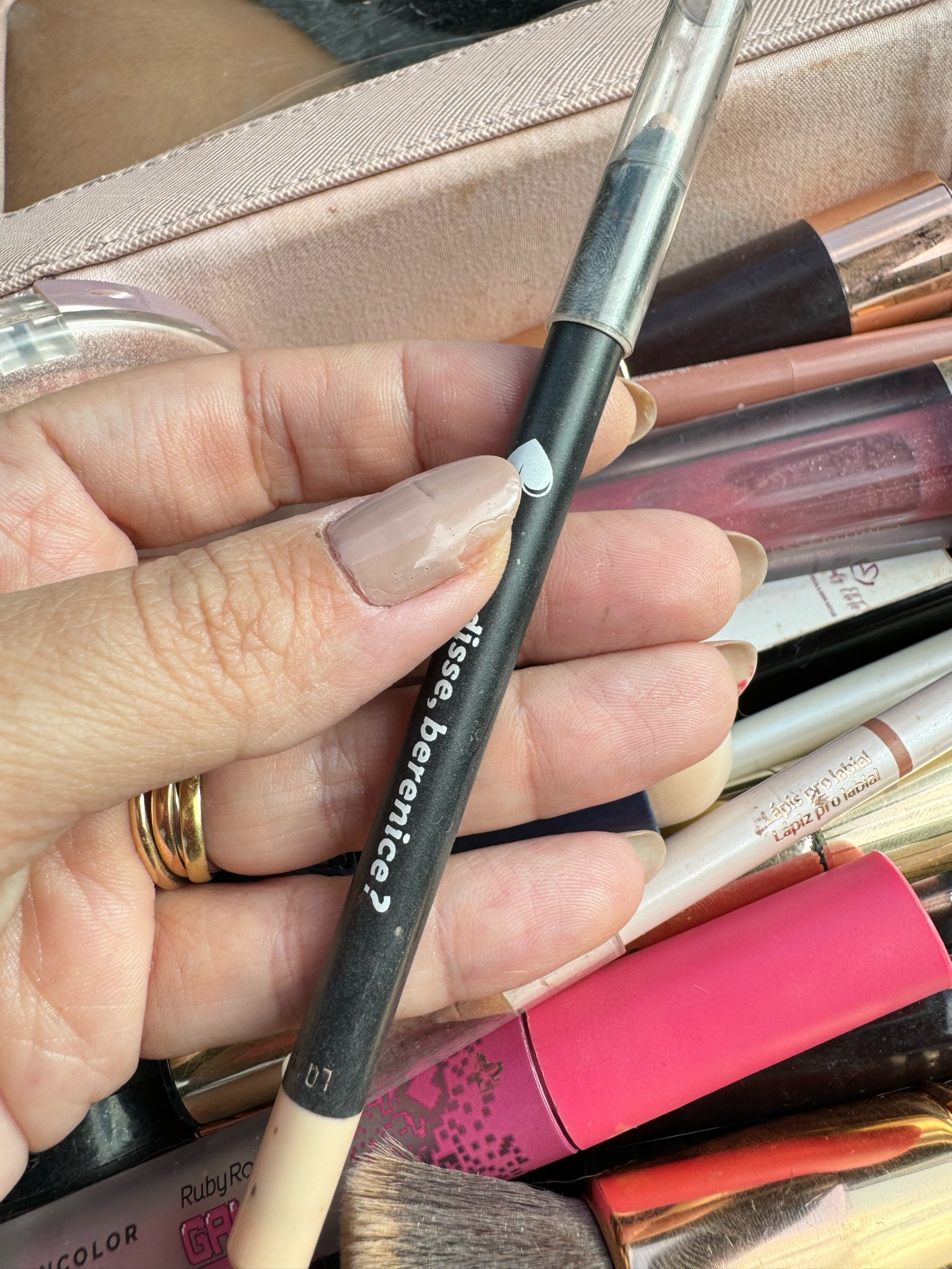 Lápis bege é uma ótima opção para abrir o olhar e trazer leveza para o olhar 

#LTKbrasil #LTKover40 #LTKbeauty