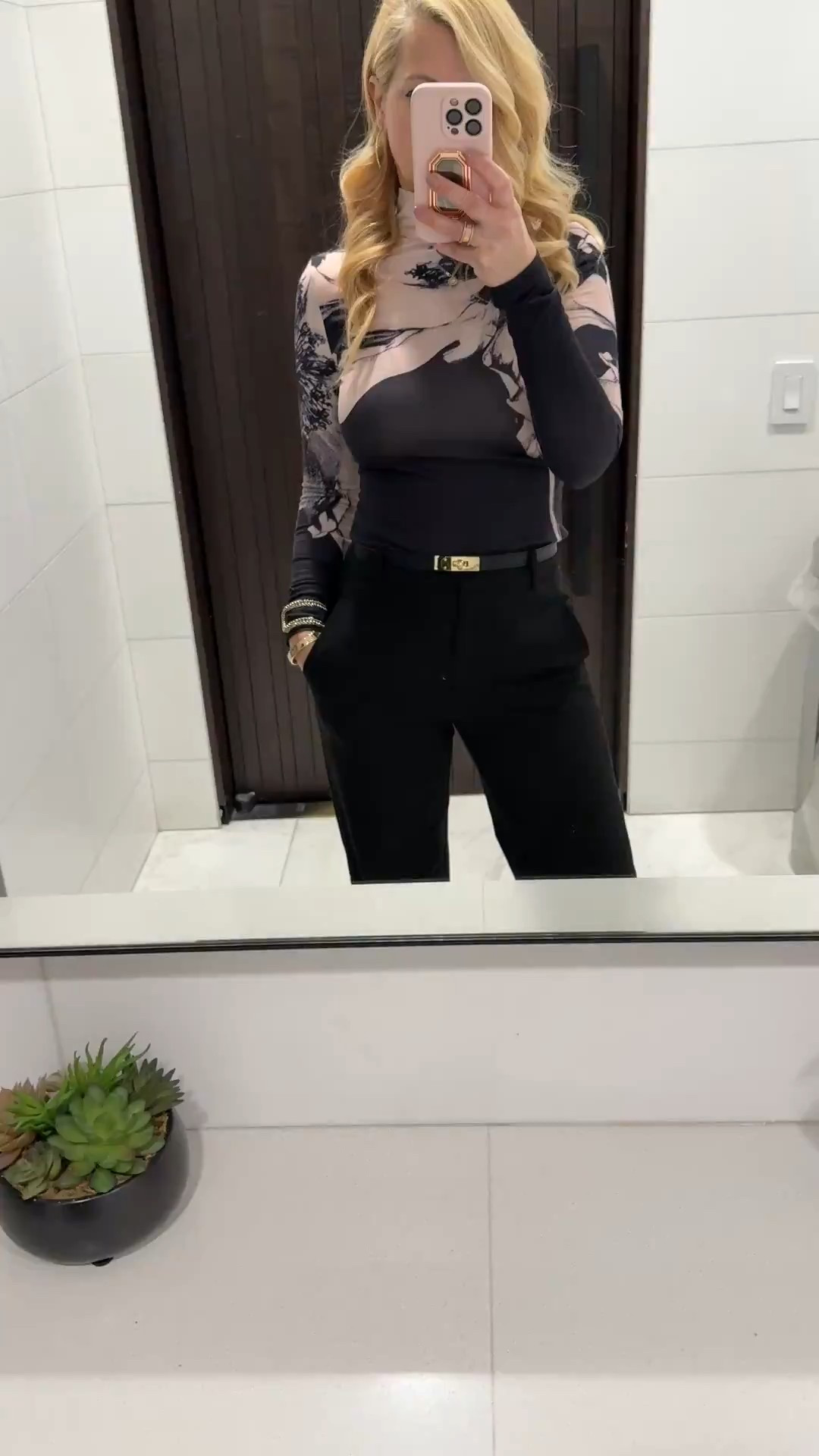 Workwear outfit of the day! Print turtleneck and black wide leg pants 

I’m 5’3” and 118 lbs
Wearing size 0 in pants and XS in top

Follow my LTK @renaeolivia on the @shop.LTK app to view this post and get my exclusive app-only content!


#LTKOver40 #LTKWorkwear