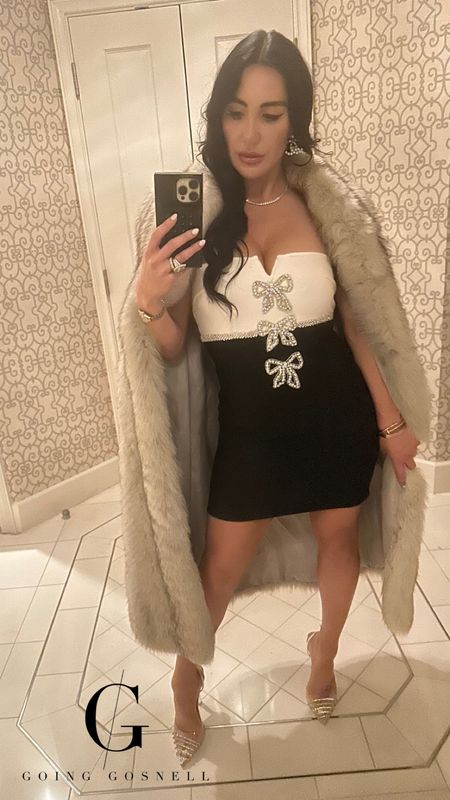 Wearing vintage floor length mink fur paired with dress size S (2/4) & Lucite Crystal Shoes

🏷️ Date Night Outfit, Staycation Look, Valentines Day Date, Going Out Dresses, Strapless, Fur coat, Mob Wife Aesthetic

#LTKshoecrush #LTKstyletip #LTKSeasonal