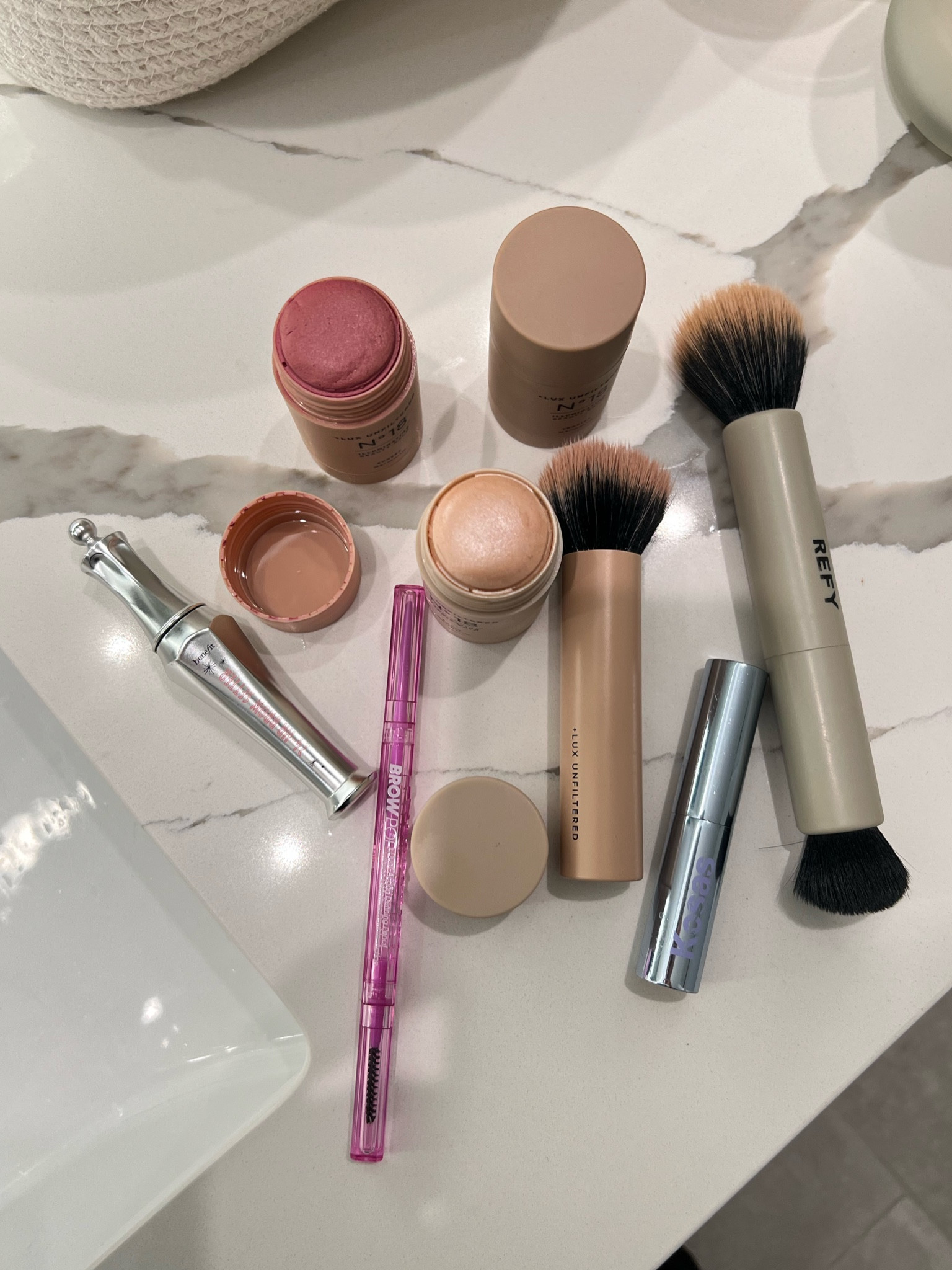 Lips: hot beach
Brows: dark brown 