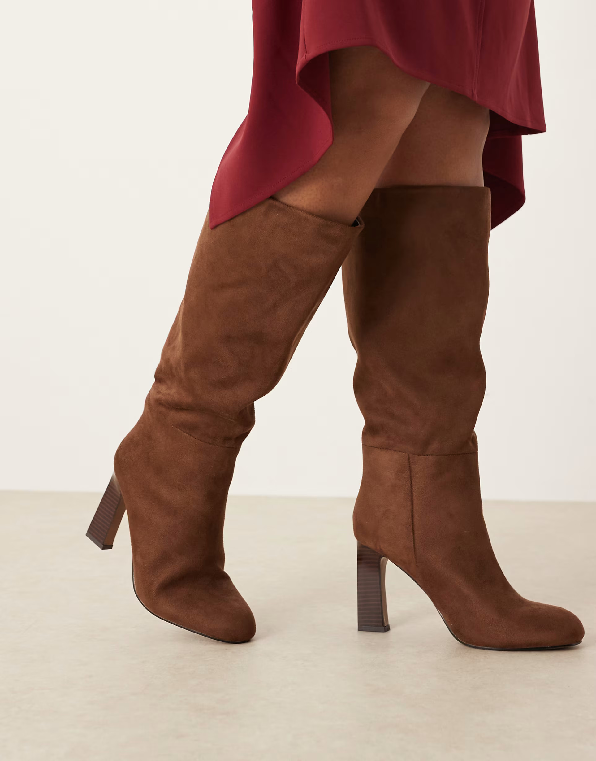 ASOS DESIGN Curve Carly block heel pull on knee boots in chocolate brown suedette | ASOS (Global)
