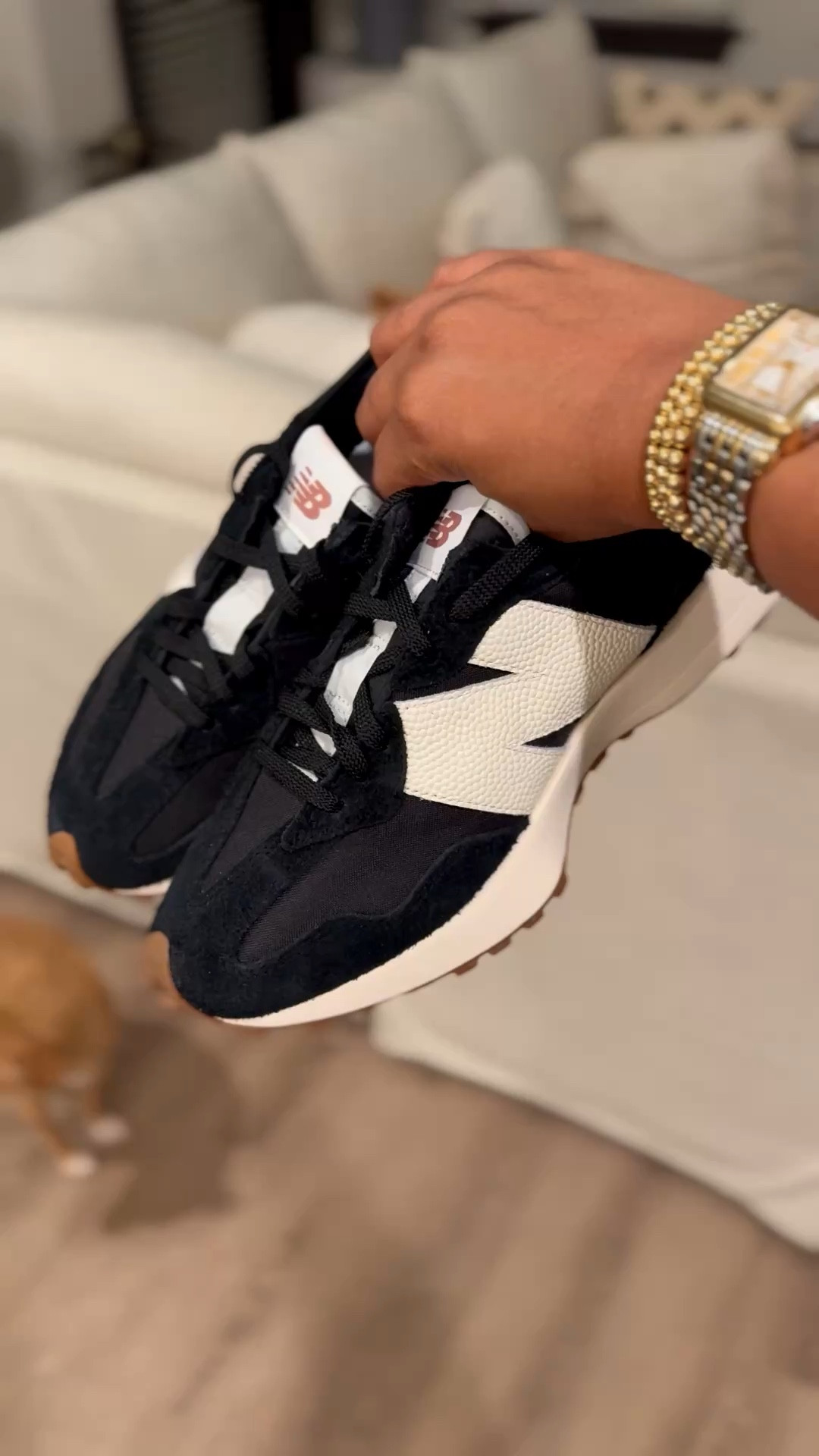 My favorite sneakers for every season.  The New Balance 327s come in endless colorways. 

Scroll to shop. 



#LTKActive #LTKootd #LTKfitnessgoals