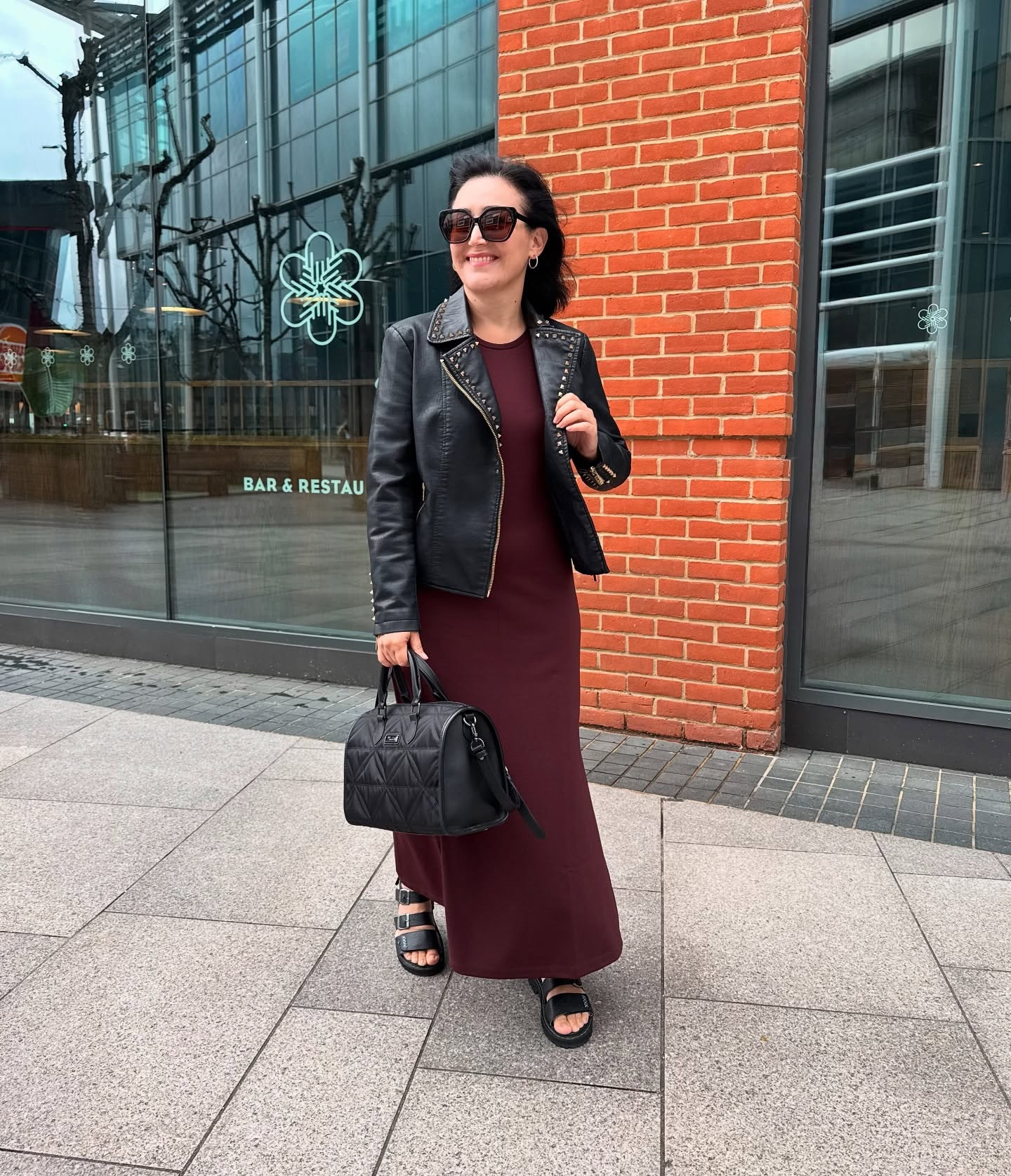 Last few days before my son goes back to school, so we spent a day together seeing a movie at the cinema, followed by lunch.
Did well to dodge the rain☔️ and I think I was the only person still wearing sandals😂
#eternaloptimist 

Have your kids already returned to school? 
.
.
.
AD/PR
@saintandsofia
Rowan Dress in maroon 
Quilted Maeve Duffle bag 
.
.
.
#saintandsofia  #saintandsofiabyme #howtowear #howtostyle #over40style #autumnstyle  #over40style #effortlesschic
#transitionalstyle #autumnoutfitinspo #moshulushoes #streetstylelondon