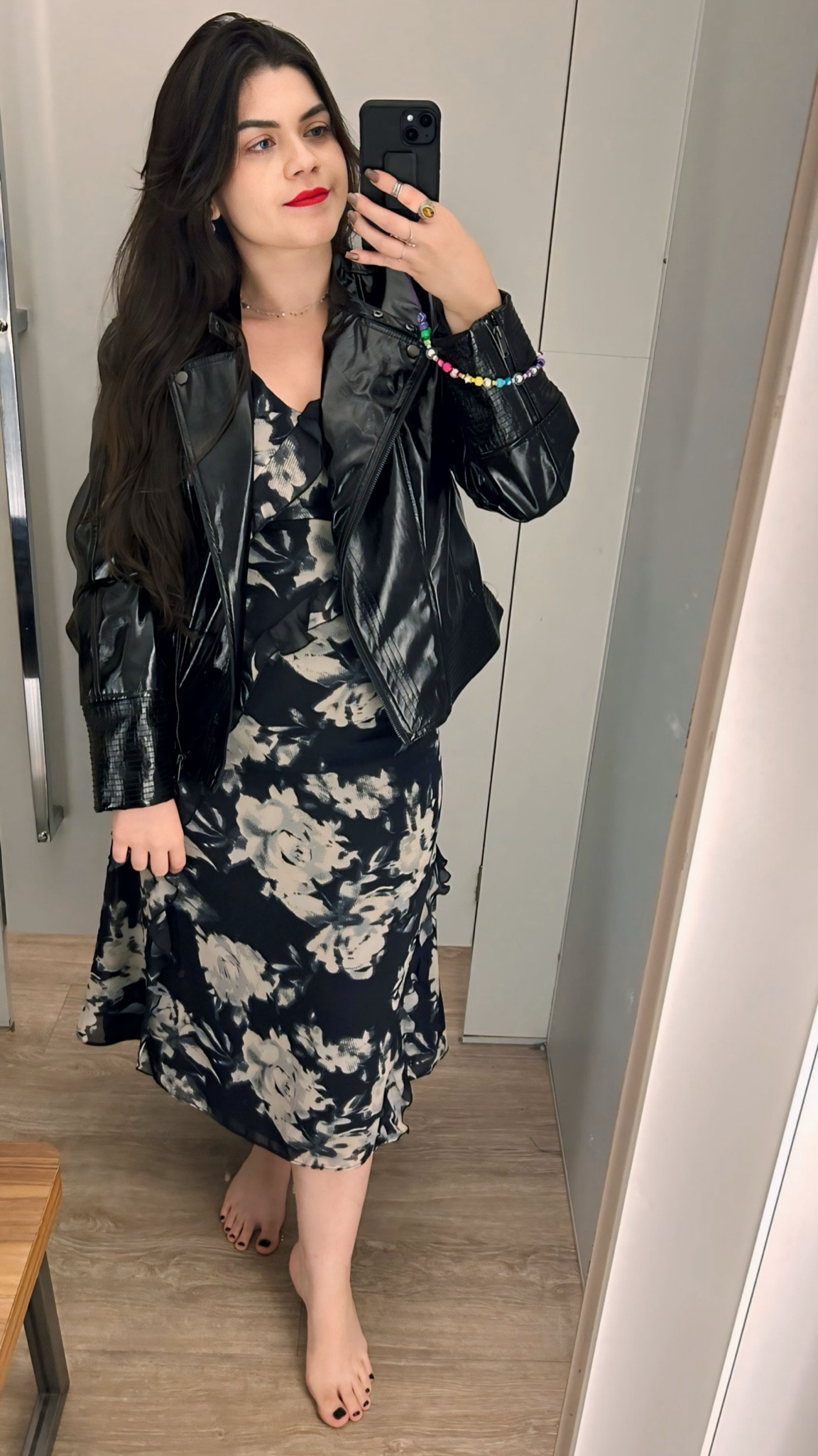 Esse look é a combinação perfeita do moderno com o elegante ❤️ 
A jaqueta preta adiciona um toque de ousadia, já o vestido floral em tons pretos e brancos trás um ar de feminilidade e delicadeza. 
E um look versátil, ideal tanto para eventos casuais quanto para saídas a noite ❤️
Vestido usei tamanho M 
Jaqueta usei tamanho M 

#LTKbrasil #LTKpartywear #LTKmidsize