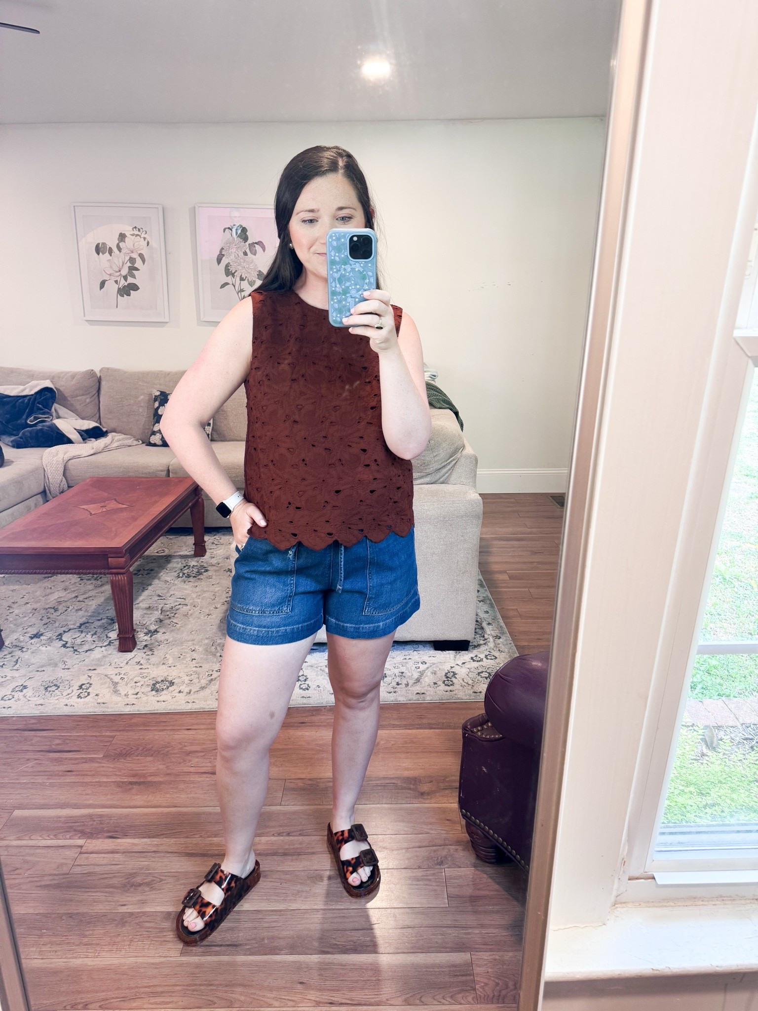 Summer outfit. Denim shorts. Mom outfit ideas