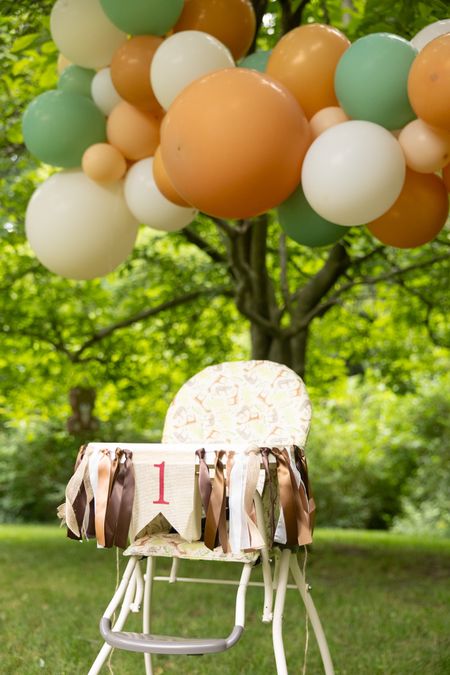 My baby’s beary first birthday party theme - complete with a gorgeous balloon arch and one year high chair banner 🐻😍


| Woodlands decor, birthday party ideas, birthday decorations |

#LTKhome #LTKbaby #LTKFind