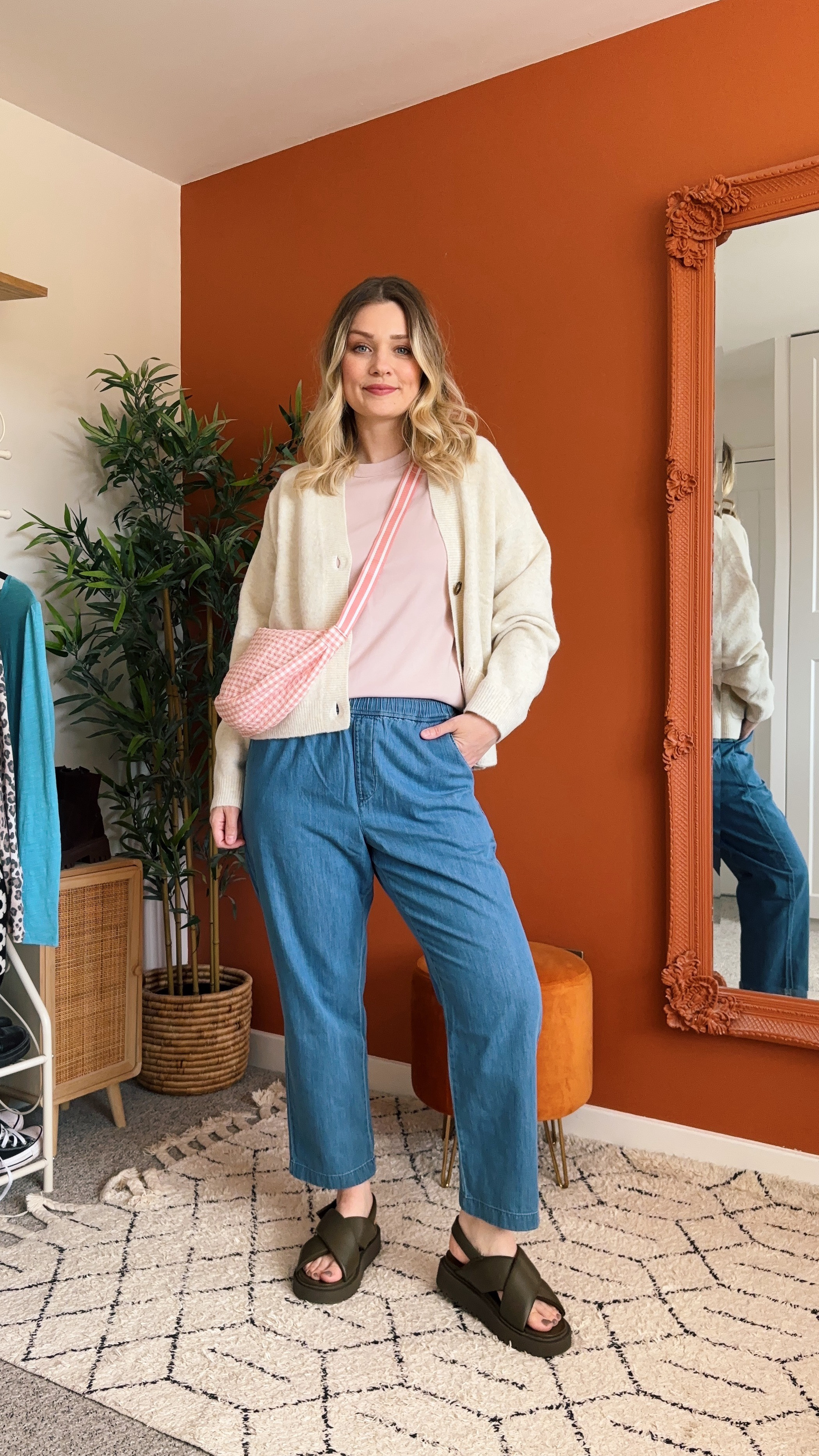 I’m wearing…

Jeans - Medium
Tshirt - M
Cardigan - L
Shoes - Medium (I’m a UK 4.5) 

Uniqlo outfit, comfy jeans, elasticated waist jeans, comfy outfit.

#LTKspring #LTKsummer #LTKuk