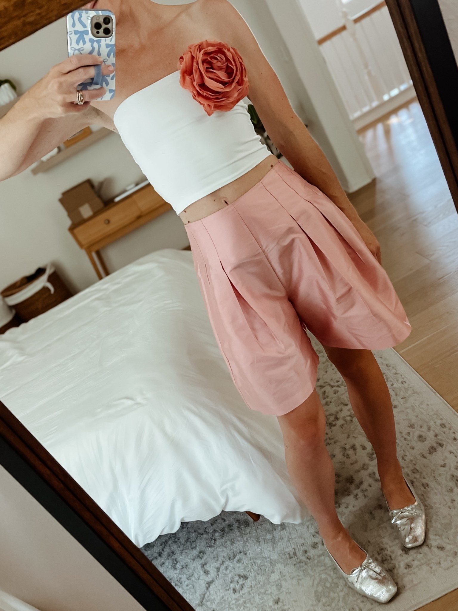 The outfit that got me three compliments at Trader Joe’s 🩷

Wearing a small in the tube top
Wearing a 1 in the shorts
Flower pin is old Anthro

#LTKootd #LTKmomlife