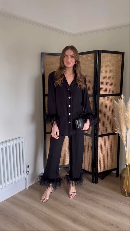 Evening/going out outfit ideas

Wearing…
 
A medium in the Daily Sleeper Party Pajamas Set with Detachable Feathers in Black

Topshop via ASOS silver heels

Black leather evening bag 

Silver earrings 



Pyjama styling 
Evening outfit
Going out outfit
Brunch outfit 
Co-ord outfit 

#LTKSeasonal