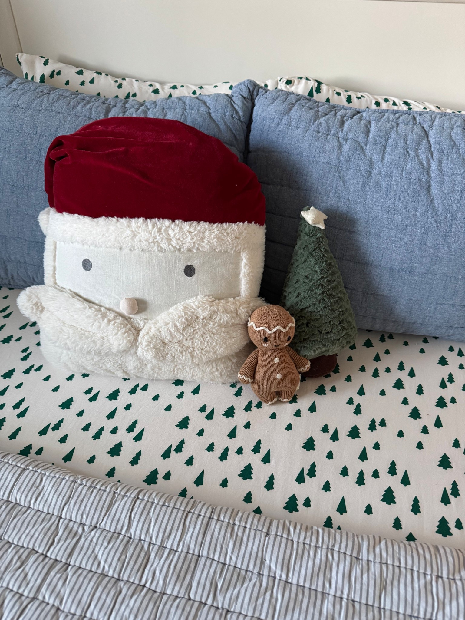 The cuuuutest tree sheets! Love how simple and festive these are.

Boys holiday sheets
Holiday sheets
Tree holiday sheets
Santa pillow 

#LTKHoliday #LTKKids #LTKFindsUnder50