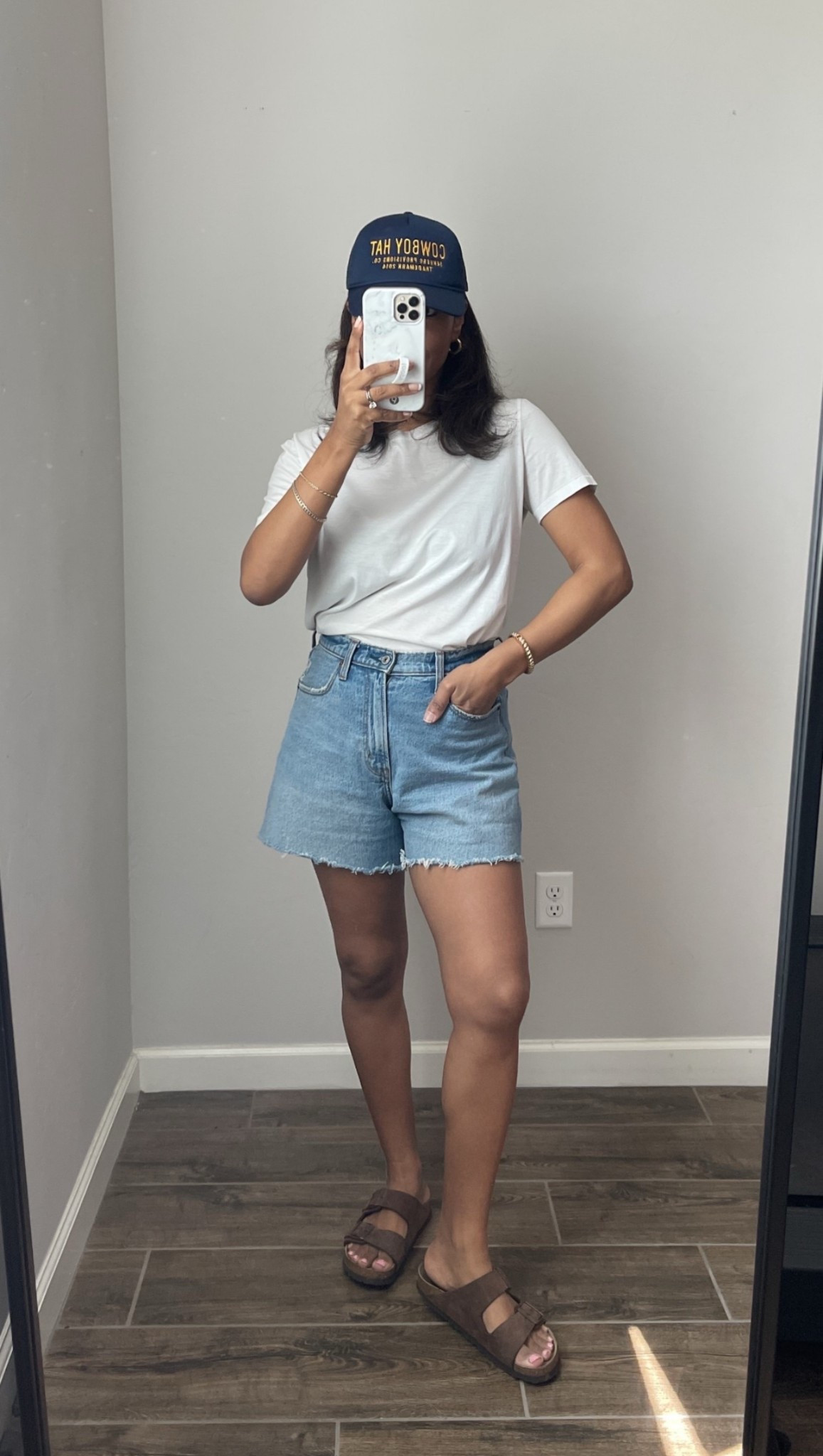 Abercrombie is 25% off and stackable with other sale items on this app! I wear a size 27 regular in all denim. My denim shorts are a 27 regular in curve love. My tops are all a size small! 

 

 #ltkspringsale #ltksalealert #ltkfindsunder50

L