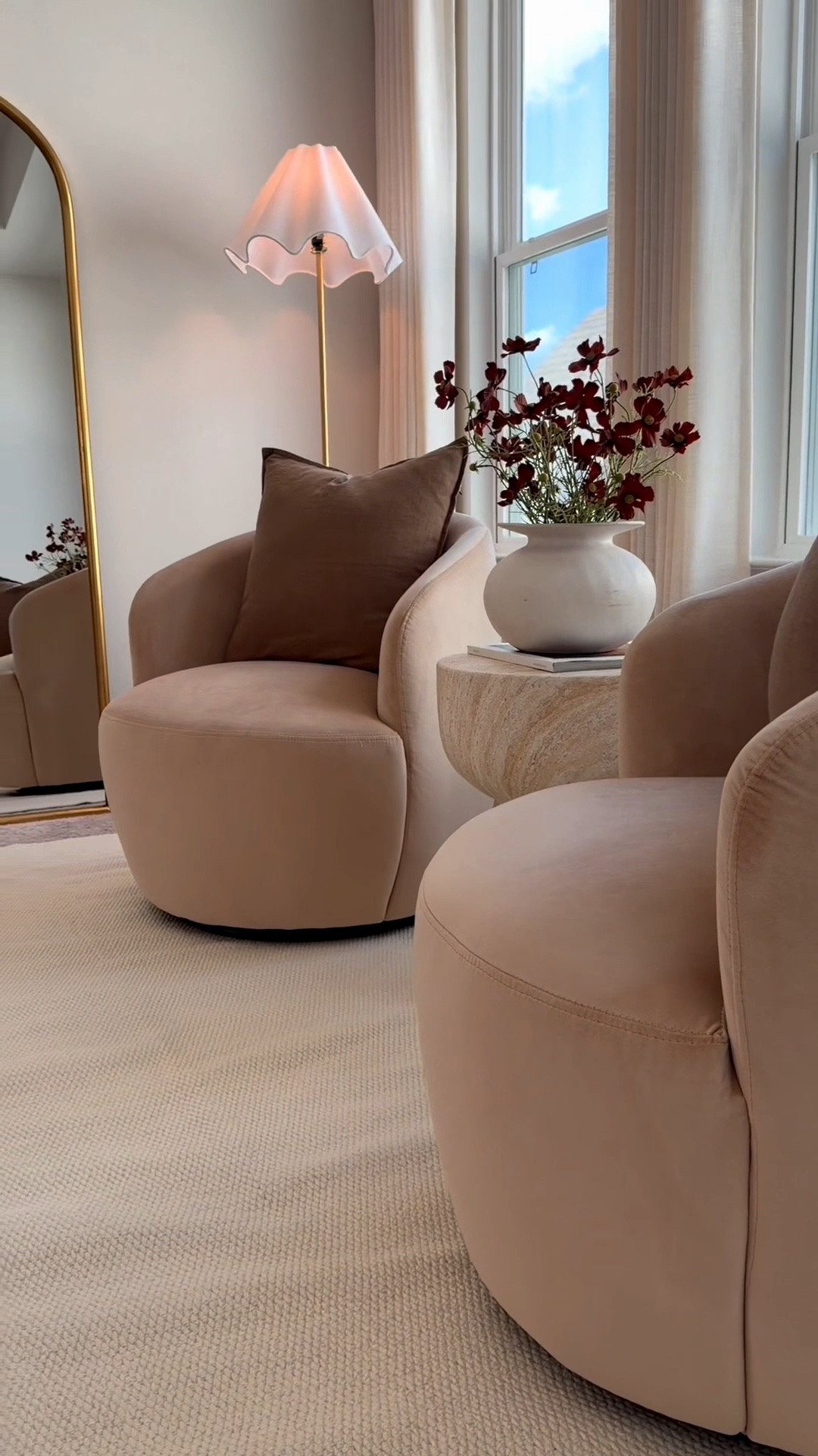 Poco a poco esta sala de estar va tomando forma y no puedo estar más feliz con el resultado. 🤍

Estos sillones fueron definitivamente los protagonistas de este rinconcito: la tela velvet, lo cómodos que son y el hecho de que giren 360° los hace un 20 de 10 para mí. ✨

Quise mantener todo cálido, sencillo y acogedor, agregando pequeños detalles de temporada para darle ese toque especial sin recargar el espacio.

Déjame saber en los comentarios qué te pareció el resultado. 🤎

Y si también te enamoraste de los sillones, puedes usar mi código exclusivo LILY10 para obtener un 10% de descuento.
Comenta SILLONES y te envío los detalles 👌🏼🤎🤎
#home #decoration #homedecor #motivate #decoração

#LTKHome