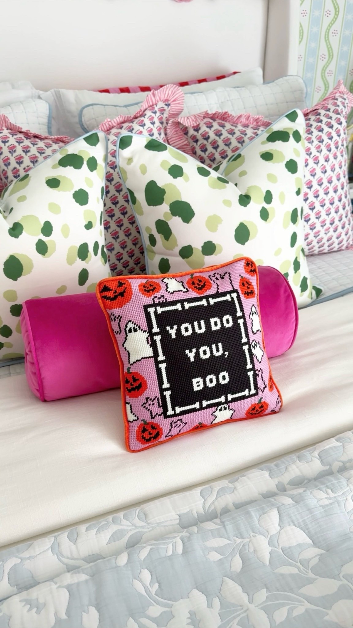 Amazon halloween needlepoint pillow, amazon halloween decor, halloween home, spooky season, cute halloween decor 

My favorite halloween needlepoint pillow!🩷👻🎃

#LTKSeasonal #LTKHome