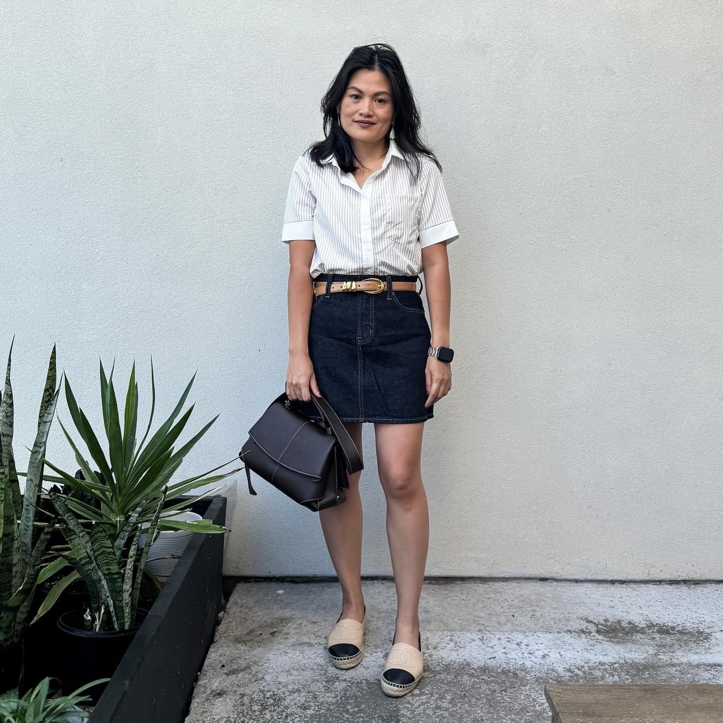 Casual for Sunday! We just took the mini to CCD, looked for new Christmas decor, and chilled at home. Hope you had a great weekend! 😊

𝐎𝐔𝐓𝐅𝐈𝐓 𝐃𝐄𝐓𝐀𝐈𝐋𝐒:
Shoes: @chanelofficial ; Skirt: @oldnavy ; Top: @sheinofficial ; Bag: @polene_paris ; Belt: @madewell 

#petitestyle #outfitinspiration #ootdinspo #dailyoutfits #stylediary #realoutfits #falltransition #denimskirt