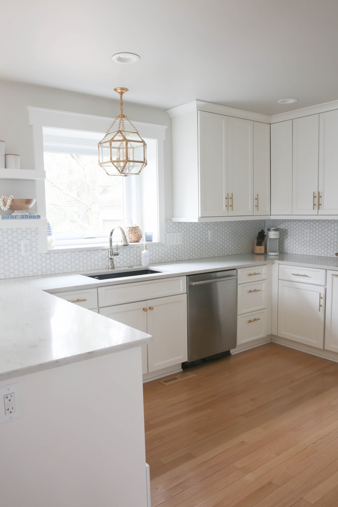 This white coastal kitchen is light, bright and airy! The brass pendant light adds the perfect touch to the whole space! 



#LTKU #LTKHome #LTKSaleAlert