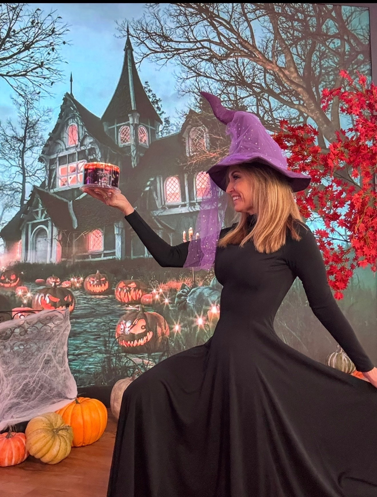 We had a Spooky-Season-themed show in the wee hours this morning! Miss it? I’ve got all the Halloween-and-beyond home fragrance goodies tagged here! 
@QVC #candles