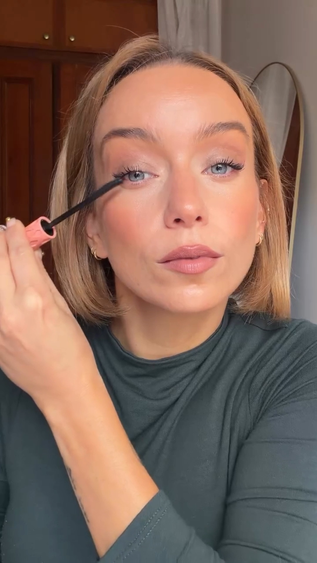 Easy morning GRWM

Base:
@milkmakeup hydro grip tint
@tartecosmetics shape tape
@saiebeauty sun melt bronzer
@flavedo.beauty dew tint
@onesize powder

Eyes:
@bobbibrown golden bronze shadow stick
@makeupbymario plum eyeliner
@benefitcosmetics roller lash mascara

Lips:
@sephoracollection cream lip stain in soft mocha
@maccosmetics lip liner in whirl
@kikomilanousa full coverage concealer