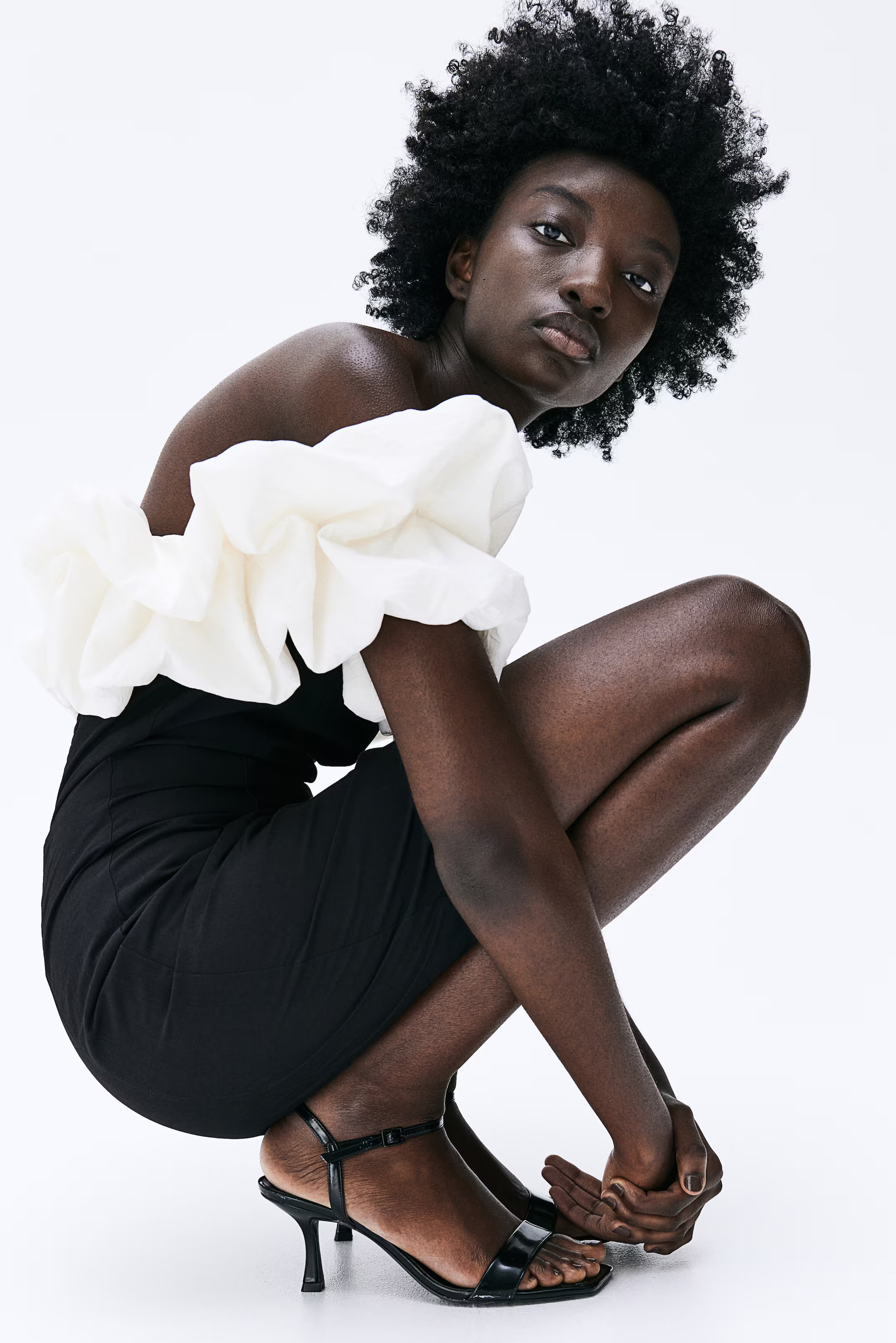 Schulterfreies Kleid mit Volants | H&M (DE, AT, CH, NL, FI)