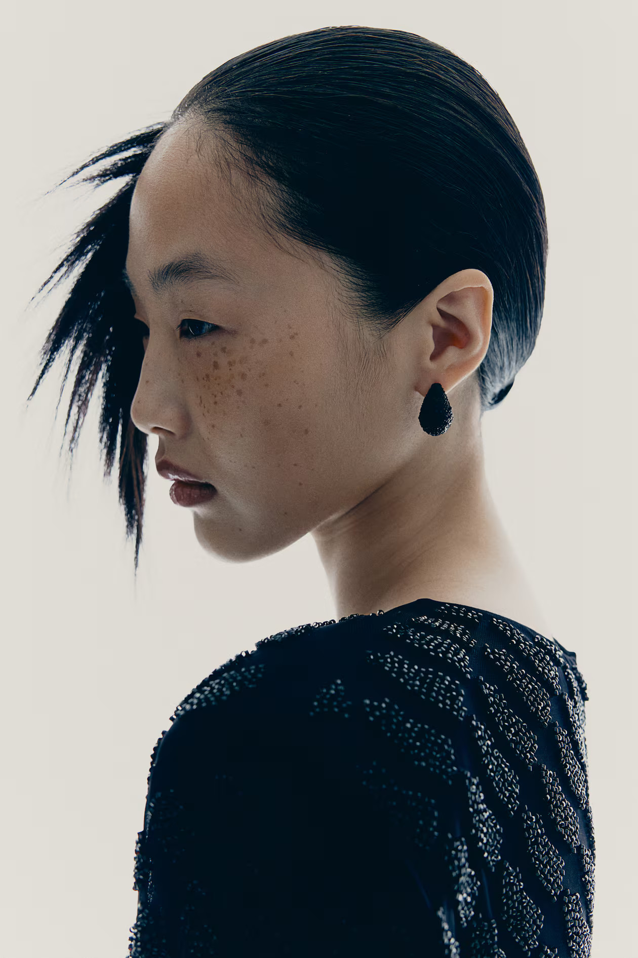 Rhinestone-decorated dome earrings | H&M (UK, MY, IN, SG, PH, TW, HK)