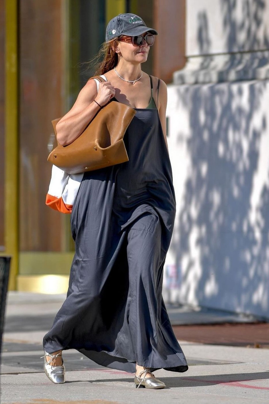 Shop Katie Holmes oversize leather tote bag, maxi dress, Mary Jane ballet Flat #KatieHolmes #CelebrityStyle #CelebStyle


#LTKStyleTip