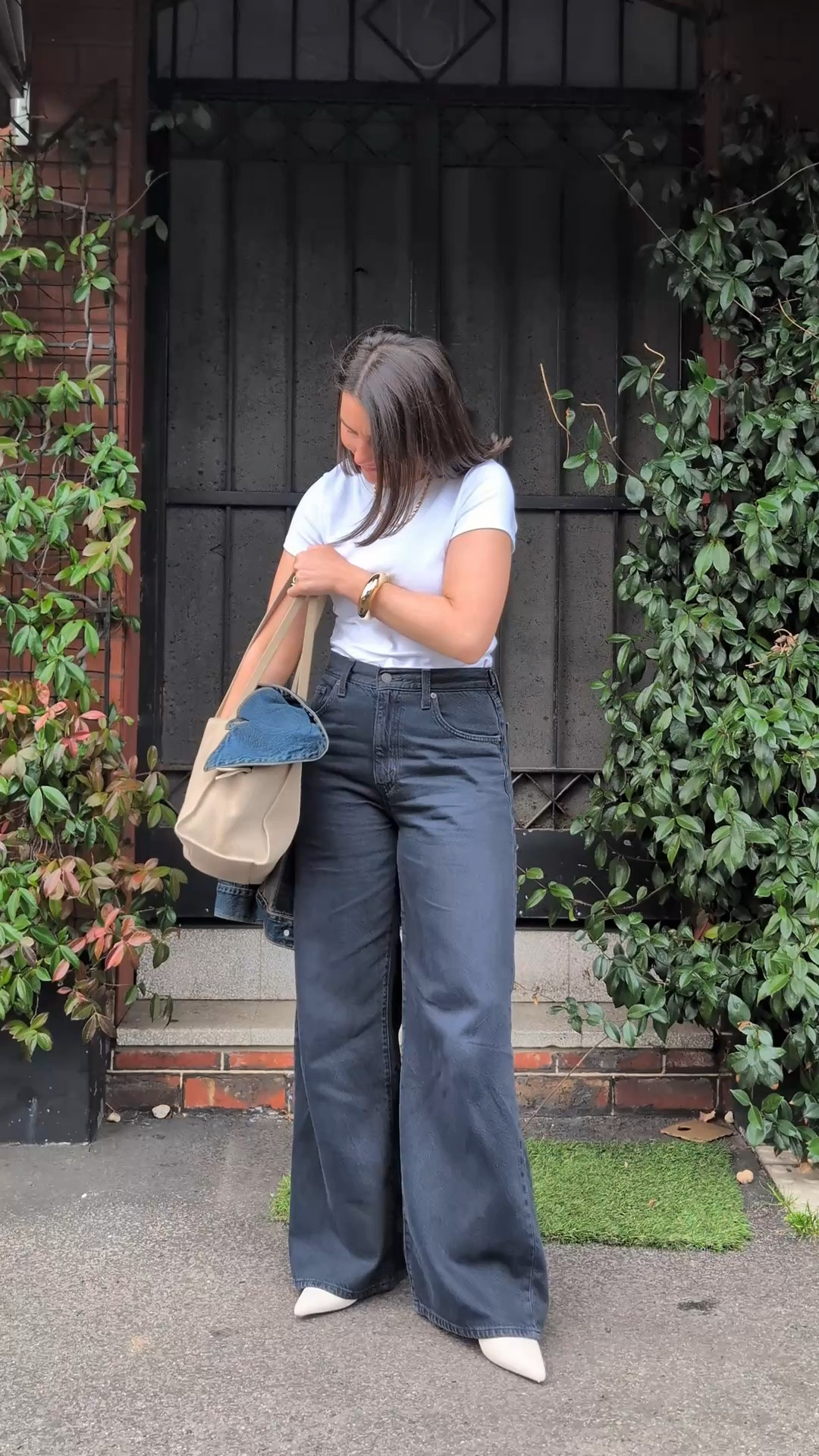 The @levis Cinch Waist Wide Leg jeans are a game changer if, like me, you often find jeans fit everywhere except the waist.

The adjustable cinch at the back means you can bring them in at the waist without having to get them altered, while still keeping that relaxed wide leg fit.

Honestly, such a clever detail and one I wish more jeans had. Wearing a 28.

#ad