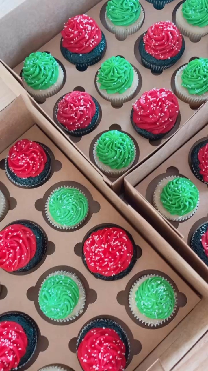 Red & green festive cupcakes 🎄♥️ 

#LTKParties #LTKSeasonal #LTKHoliday