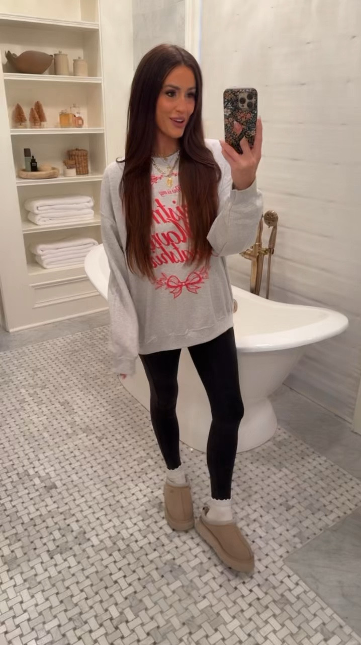 Christmas sweatshirt 

#LTKHoliday #LTKCyberWeek #LTKSaleAlert