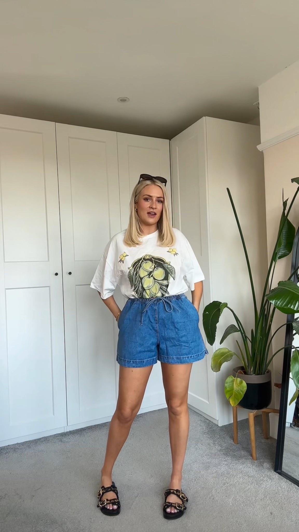 A go to everyday spring outfit! Top is a M, shorts are a small xx 

Oversized t shirt, denim shorts, outfit inspo, spring outfit, spring style 