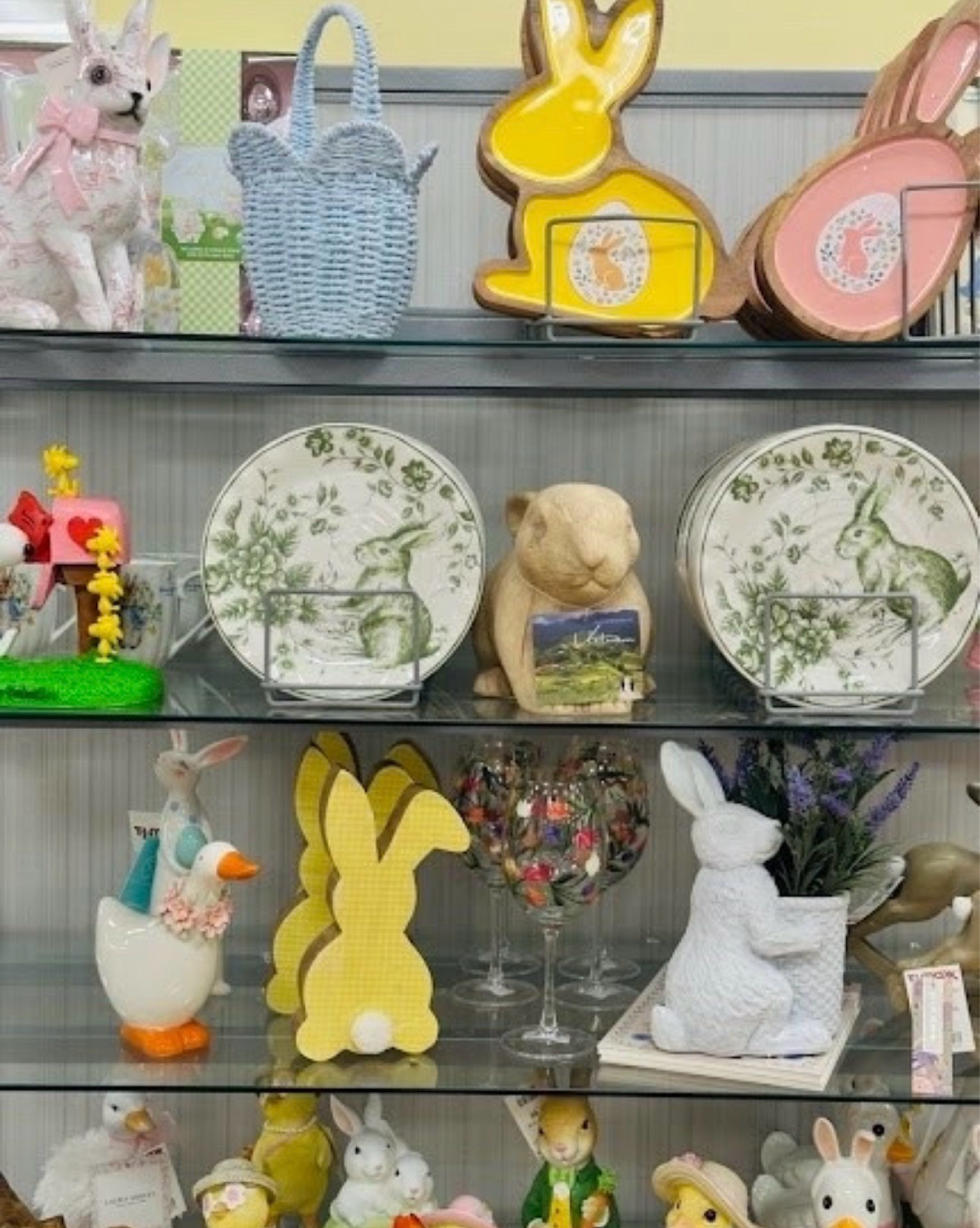 I’m officially obsessed with these bunny-shaped serving trays and floral plates. Whether you’re planning an Easter brunch or just love a garden-inspired kitchen, these finds are too cute to pass up!
Hashtags: #EasterDecor #TablescapeInspo #SpringDecor #GrandmillennialStyle #LTKhome