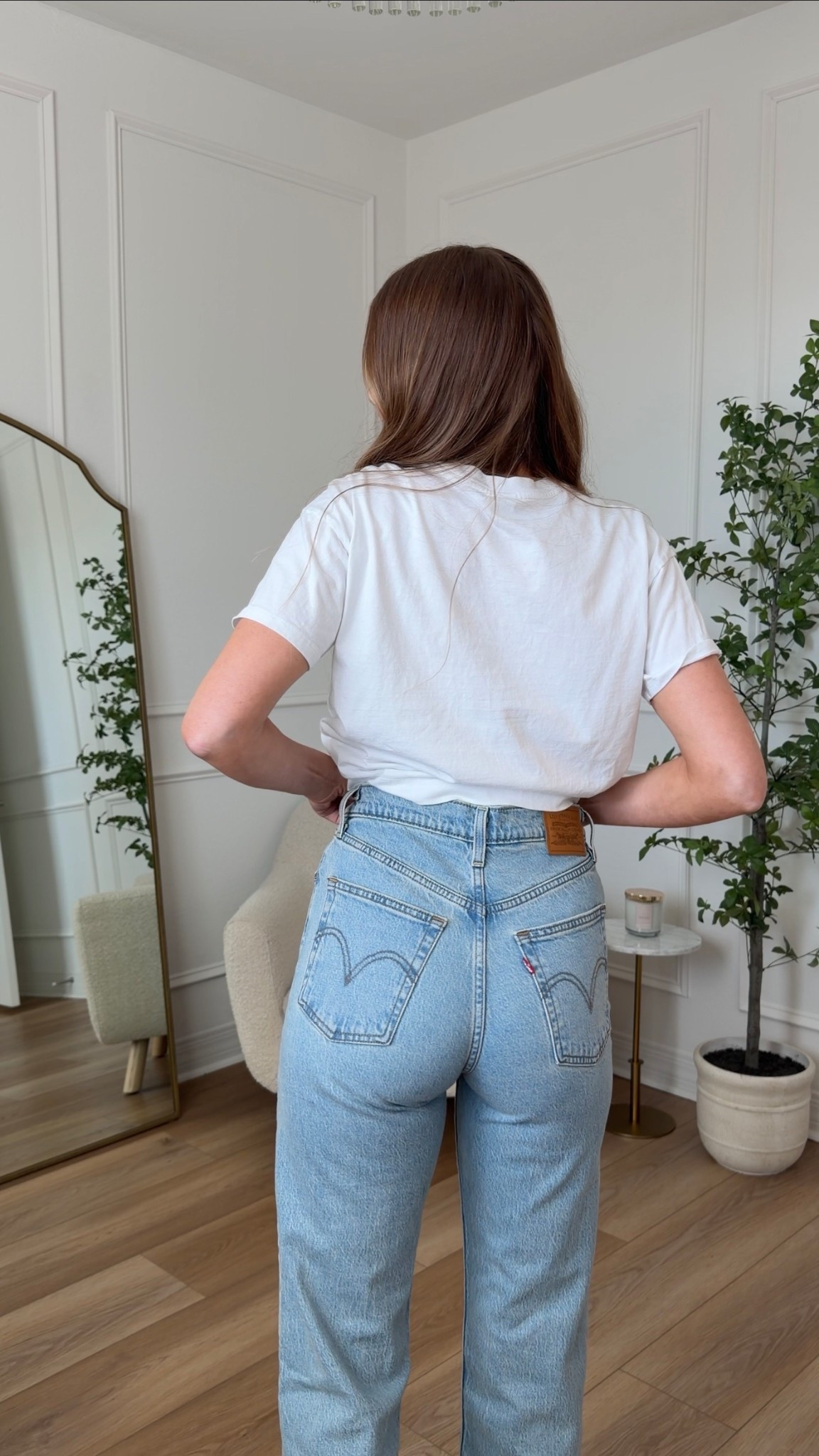 Light wash jeans from @Levi's are 30% off! Wearing a 27
