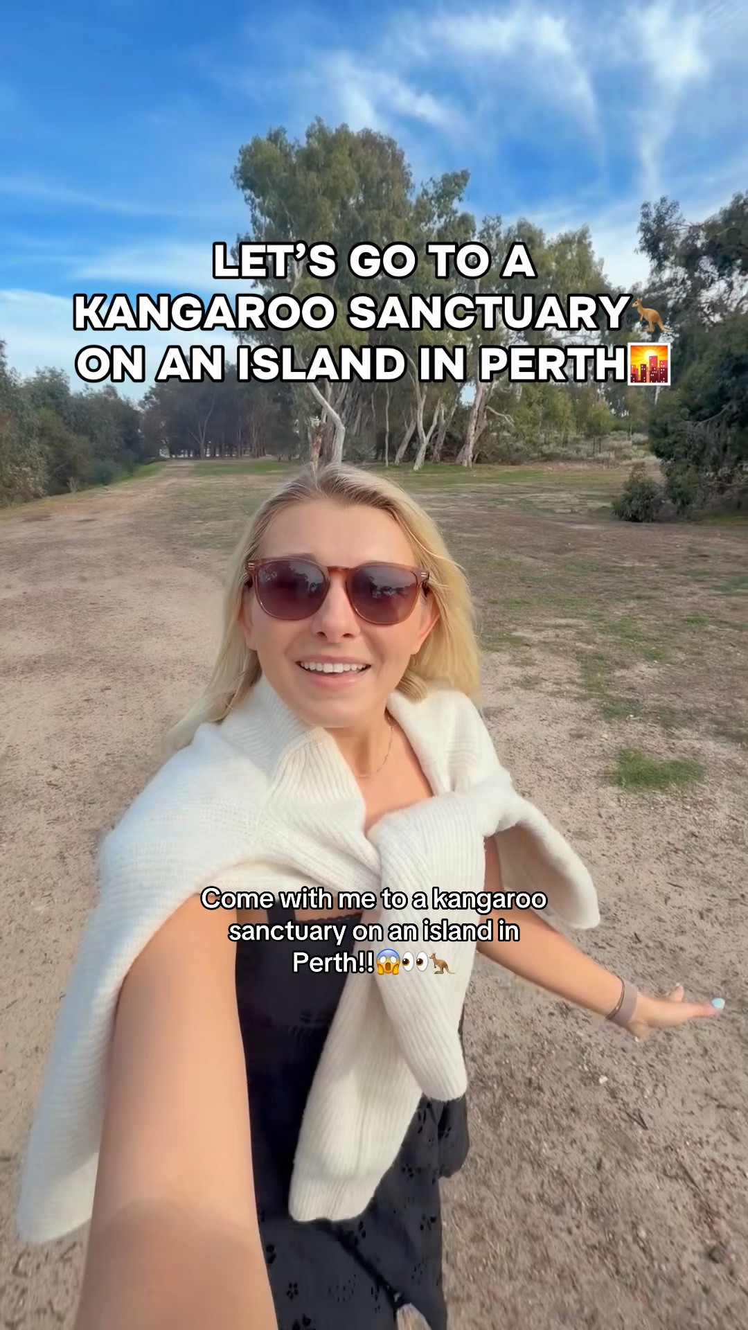 Was the last one sniffing me or what was he doing?!😅🦘 

#kangaroos #australia #perth #wildlife #travel