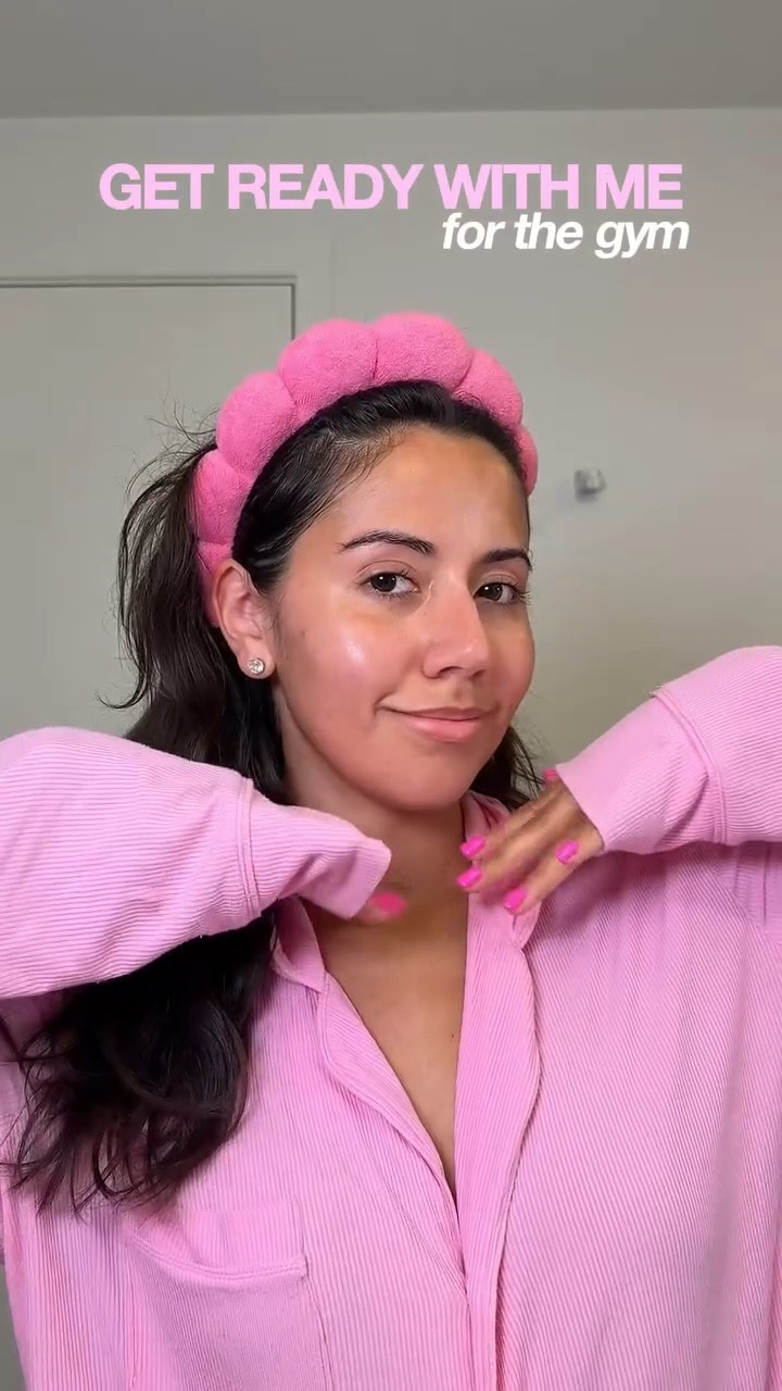 my pre-workout glow up ✨ best I could do at 5 in the morning. this helps me wake up and feel ready! 

@heritagestorenaturals rosewater & glycerin spray
@cleanskinclub toner pad
@facerealityskincare calming toner
@youthtothepeople superfood skin drip
@pixibeauty depuff eye roller
@anua_kr 70+ moisturizing milk
@abib.global pdrn eye patches
@maybelline brow gel
@amika body oil
@nivea essentially enriched lotion
@amika hydrorush 
@dove whole body deo
@rhode pocket blush toasted teddy 

#grwm #gymgirl #morningroutine #morningskincare