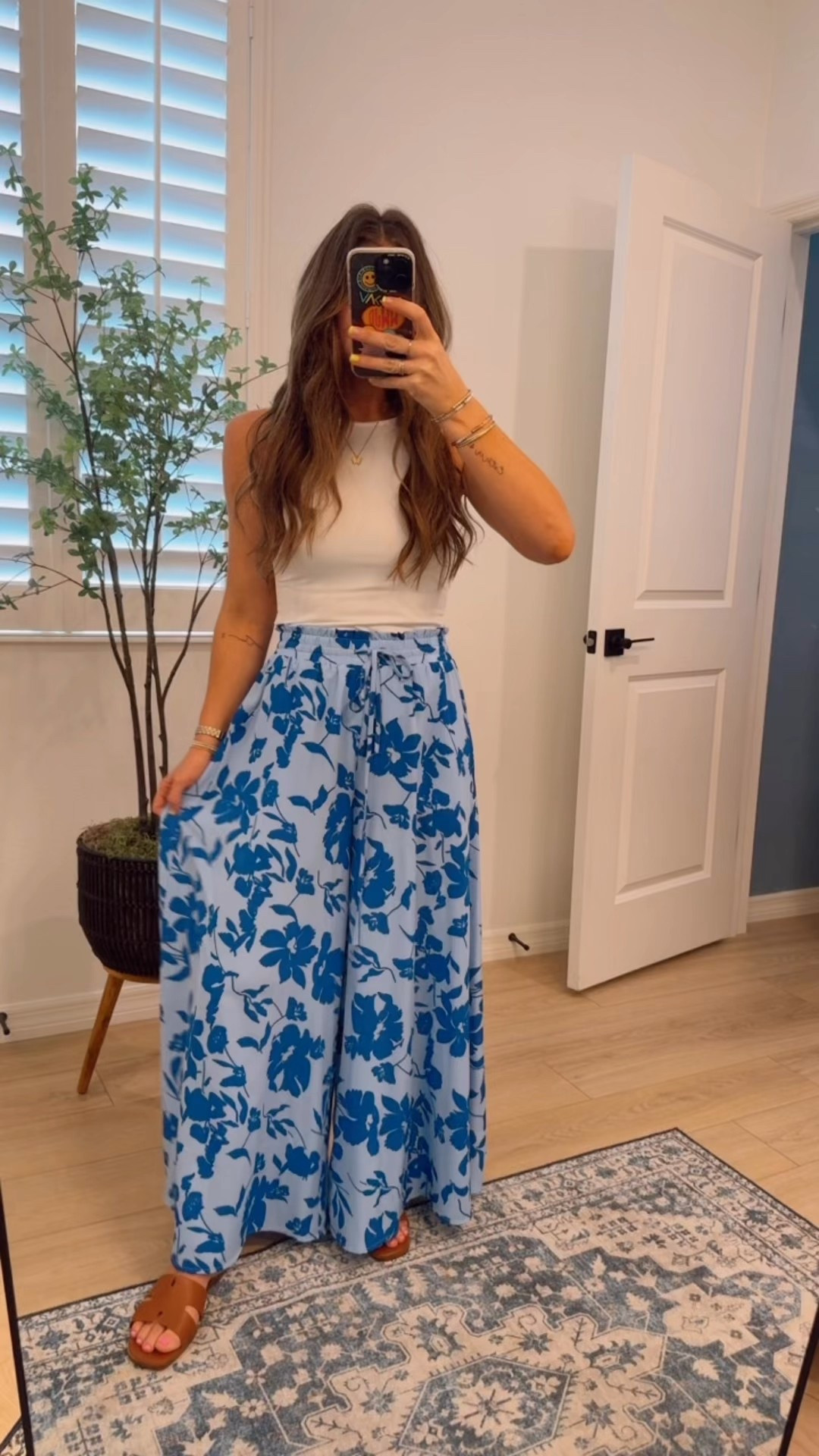 Size small. LOVE THESE!!!! Whether you’re shopping for a tropical vacay, European vacation, really anywhere spring break!! Easter weekend, graduations — these are the Perfect pants for every occasion!!! 