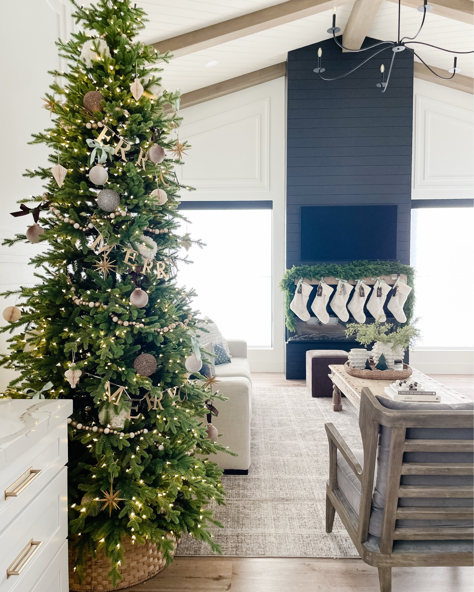 Christmas 2024

#LTKSeasonal #LTKHoliday #LTKHome