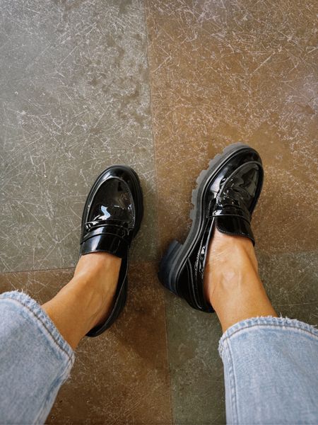 I'm loving these loafers for spring! They're such a classic. These run TTS. Use code LAURENR20 to save. // spring shoe, black loafers, Marc fisher