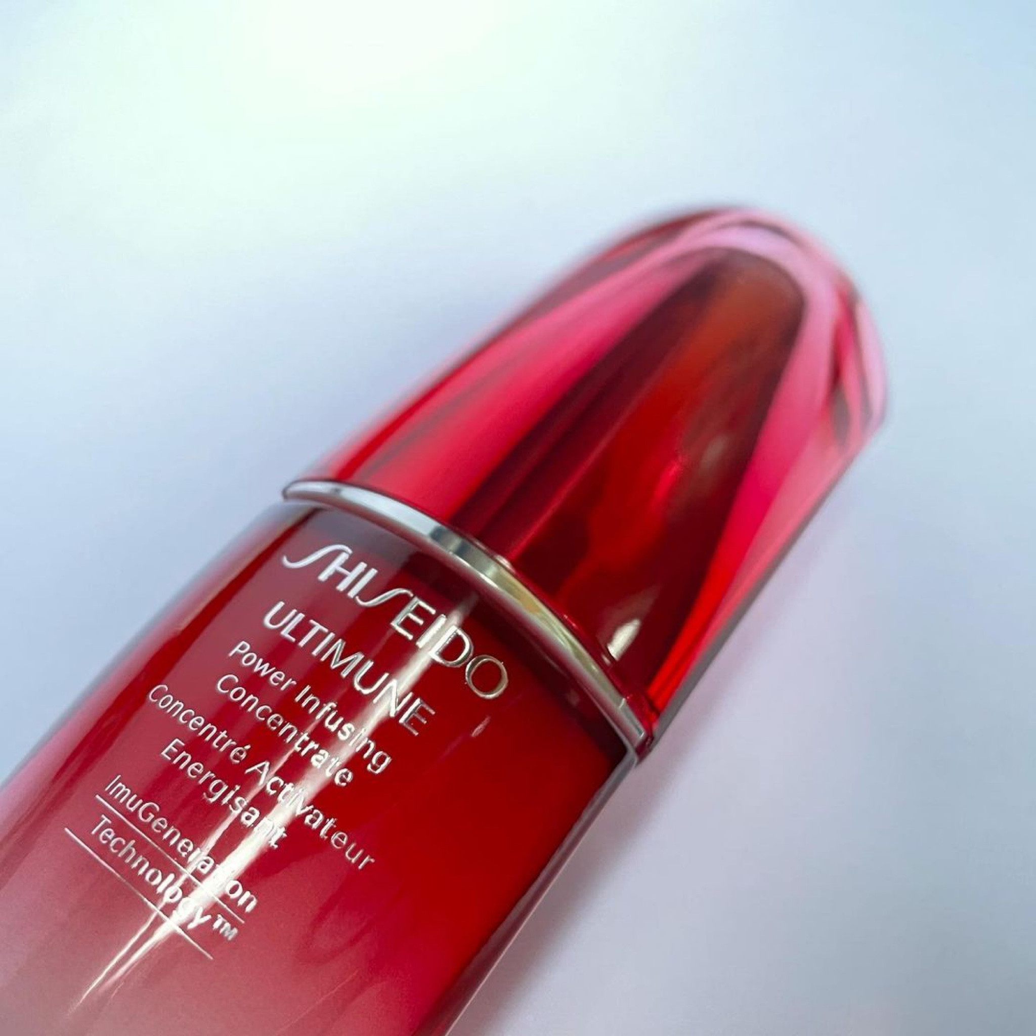 🇯🇵 Dia de realeza: hoje vamos falar do best seller da Shiseido ! Esse é o Ultimune Concentrado, o pré-sérum fortalecedor da marca japonesa. É tão revolucionário que conta com mais de 170 prêmios e dezenas de patentes globais, um bebezinho desses é vendido a cada 7 segundos no mundo! Vamos conhecer?

Ultimune é um pré-sérum de uso diário, de toque leve e absorção rápida, não pesa na pele e tem um aroma incrivelmente calmante! Ele ajuda a pele estimulando a defesa contra agentes externos, como envelhecimento e poluição, fortalecendo a barreira cutânea e melhora a absorção de tratamentos que são utilizados após o uso, como séruns/hidratantes. Formulado com ingredientes naturais como Extrato de Cogumelo (imunidade) e Extrato de Raiz de Íris (antioxidante purificante), esse super produto levou 25 anos para ser desenvolvido com tecnologias que atenuam o estresse da pele, e melhoram a barreira de proteção.

Eu utilizo diariamente, após a limpeza e antes de passar tudo (séruns, ácidos, hidratantes, proteção) e é perceptível que os produtos que você passa depois (principalmente os de ação rápida como secativos ou ultra hidratantes) agem com mais presença na pele! Eu me apaixonei pelo Ultimune através de um mini que ganhei em uma compra, e hoje possuo a versão grande e a versão em spray também. Essa última, lançada a pouco tempo em edição comemorativa, traz o Ultimune em versão de bruma, para o uso diário com foco em revitalizar a hidratação da pele e a maquiagem. Na última imagem temos a versão concentrada de 30ml, a Bruma líquida, e os dois minis (10ml, 5ml) esses minis vocês ganham em algumas compras com links especiais!l Eu AMO esse produto demais e o defendo haha #shiseido

#LTKbrasil #LTKbeauty