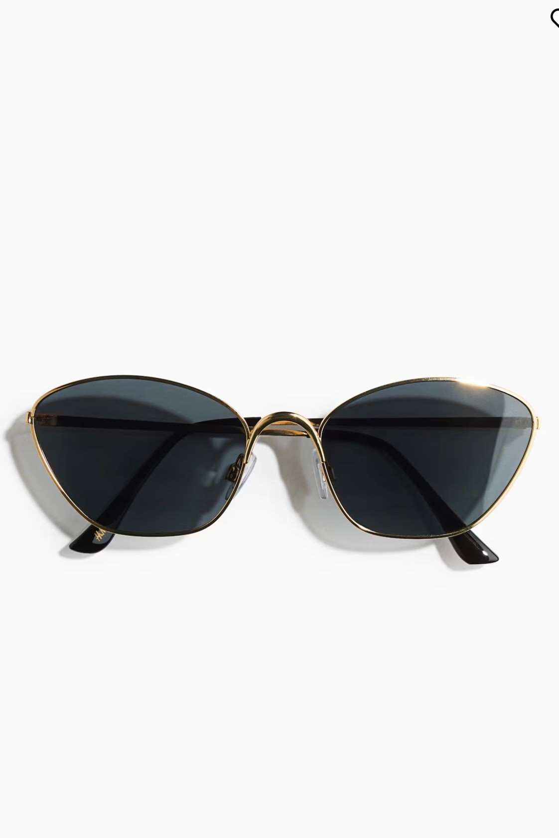 Gold frame oval sunglasses
Reduces eye strain while elevating simple outfits. Lightweight and sits comfortably without sliding. Works with both casual and polished looks.
